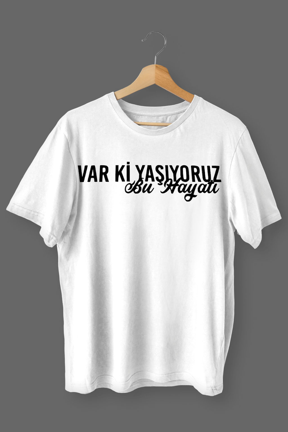 Varki Yaşıyoruz Bu Hayatı Baskılı Pamuklu Likralı T-shirt (Siyah Yazılı Beyaz) XL Beden