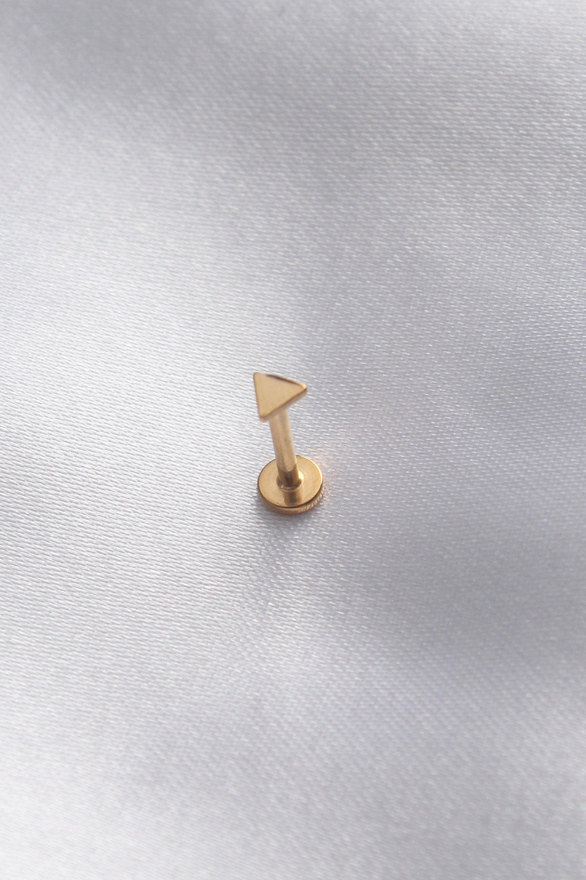 316L Cerrahi Çelik 8 mm Gold Renk Üçgen Dudak Piercing