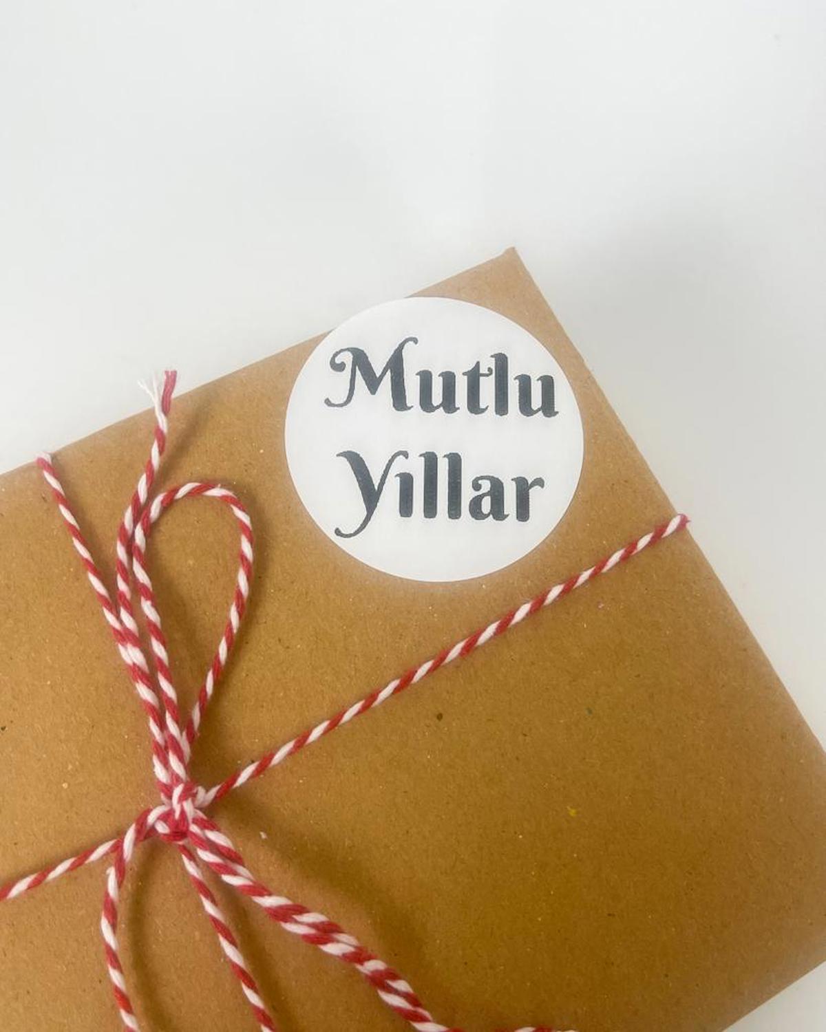 Mutlu Yıllar Siyah Yazılı 5 cm Yuvarlak Sticker Etiket 100 Adet