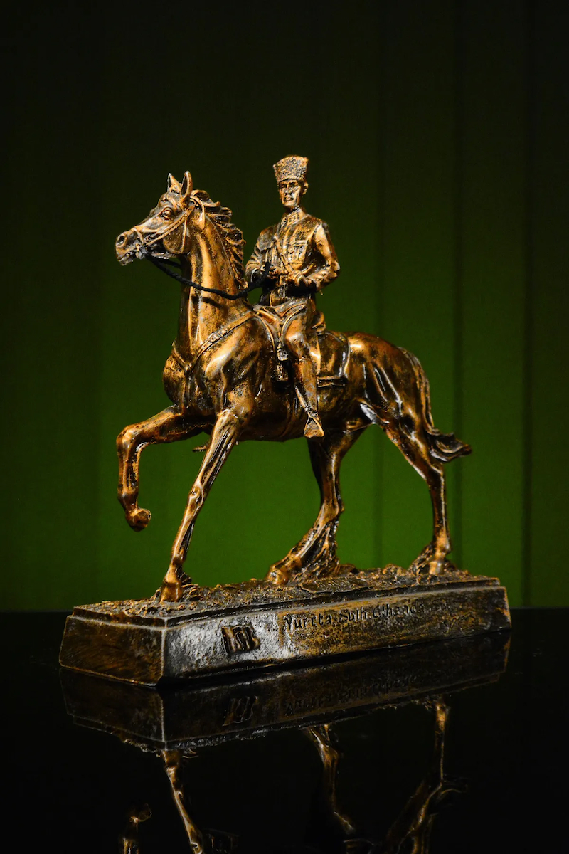 Özel Tasarım At üzerinde Mustafa Kemal Atatürk Gold Altın Bronz Heykel biblo