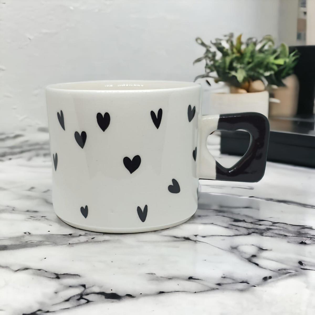 Minimalist Siyah Kalp Desenli El Yapımı Doğal Seramik  Kalp Kupa / Mug - Çay & Kahve Fincanı