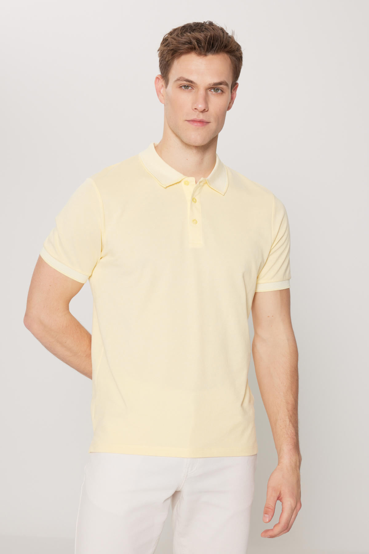 Çekmeyen Pamuklu Kumas Slim Fit Dar Kesim Sari-Beyaz Kivrilmaz Polo Yaka Tisört