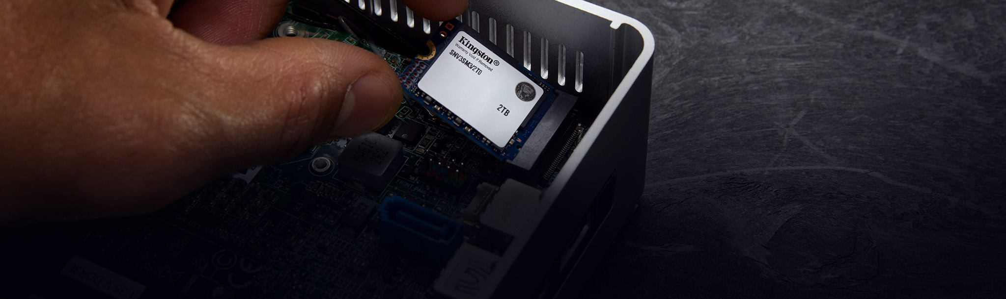 Bir el, bir dizüstü bilgisayara NV3 SSD takıyor