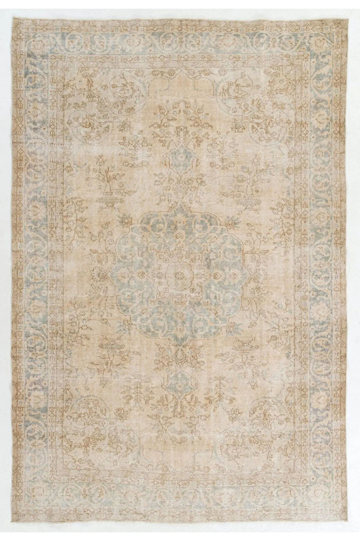 219x329 cm Nötr Renklerde El Düğümlü Eski Madalyon Desenli Anadolu Halısı