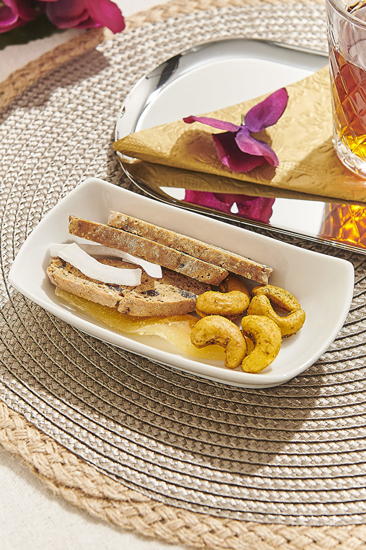 Beyaz Yakup Porselen Meze Tabağı