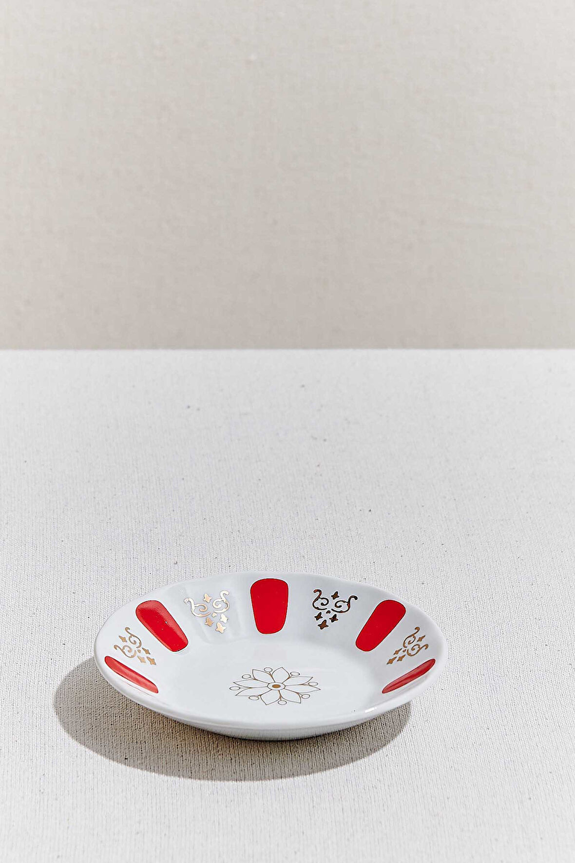 Klasik Porselen Acem Çay Tabağı Kırmızı