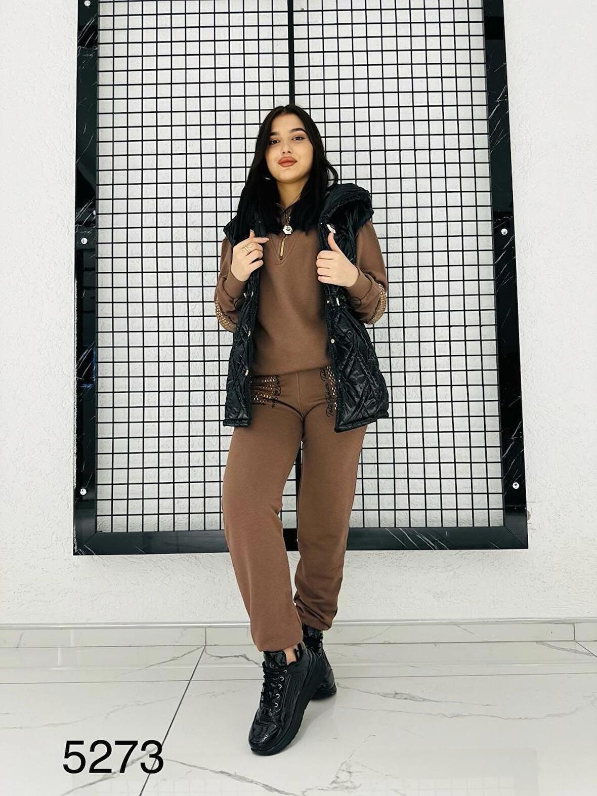 Kapşonlu Önden Düğmeli Şişme Yelekli Crystal Taşlı Üçlü Takım - KAHVE