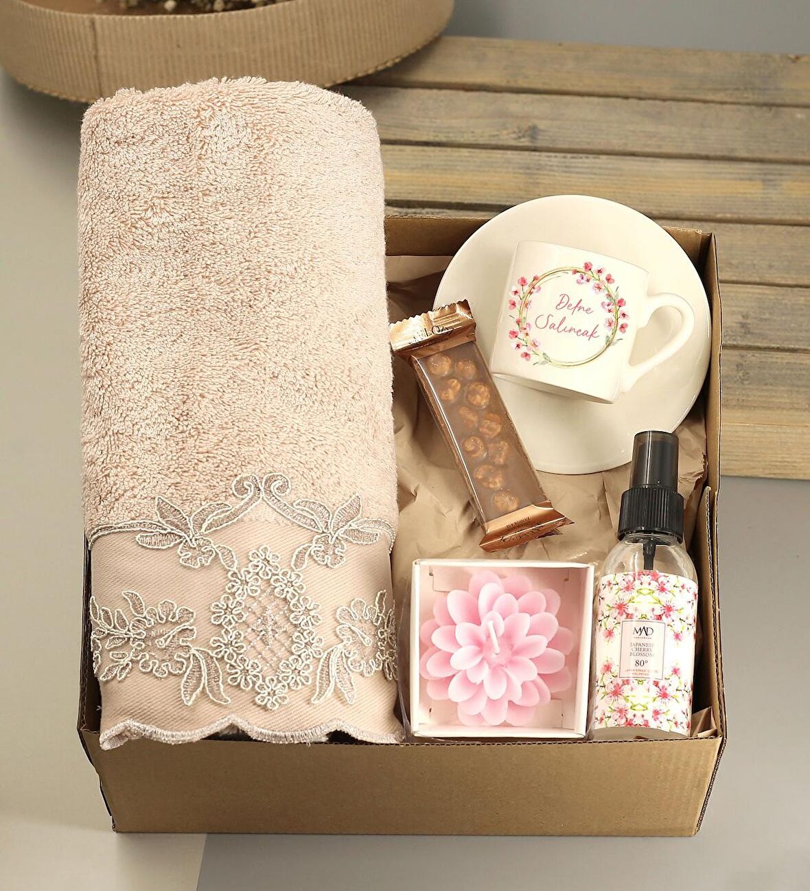Kişiye Özel İsimli Baskılı Fincan & Pupilla Bambu Havlusu &  Dekoratif Mum & Melodi Fındıklı Sütlü Çikolata &  MAD Japon Kirazı Çiçeği Kolonyası Hediye Seti