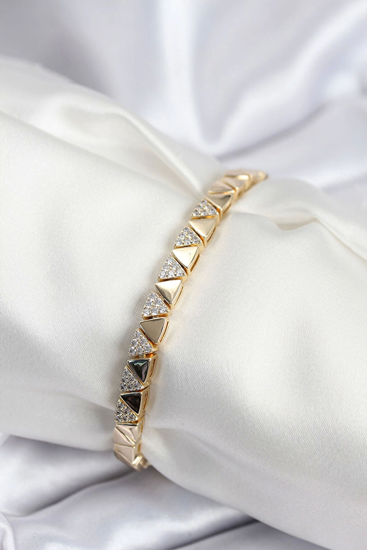 Pirinç VIP Seri Gold Renk Sıralı Üçgen Model Kadın Bileklik