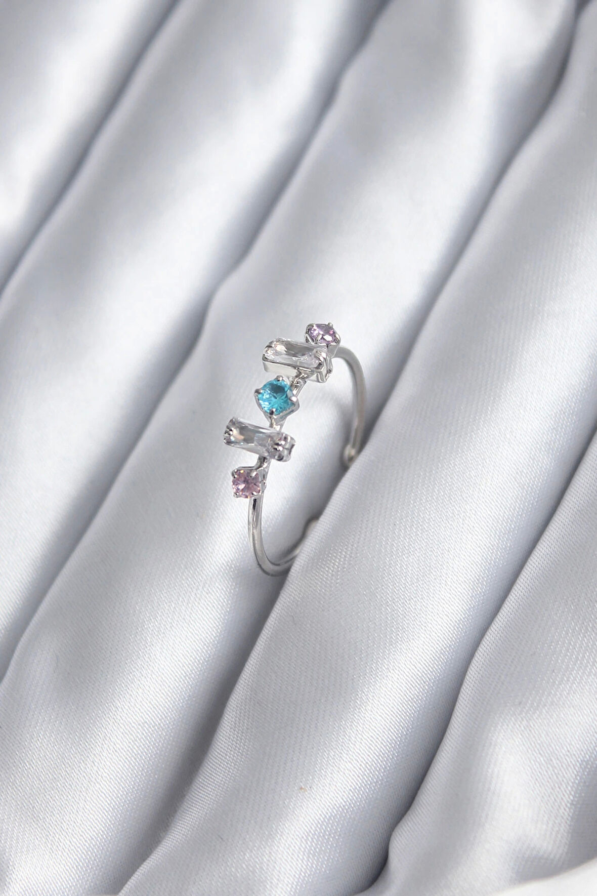 Gümüş Renk Renkli Zirkon Taşlı Kadın Yüzük