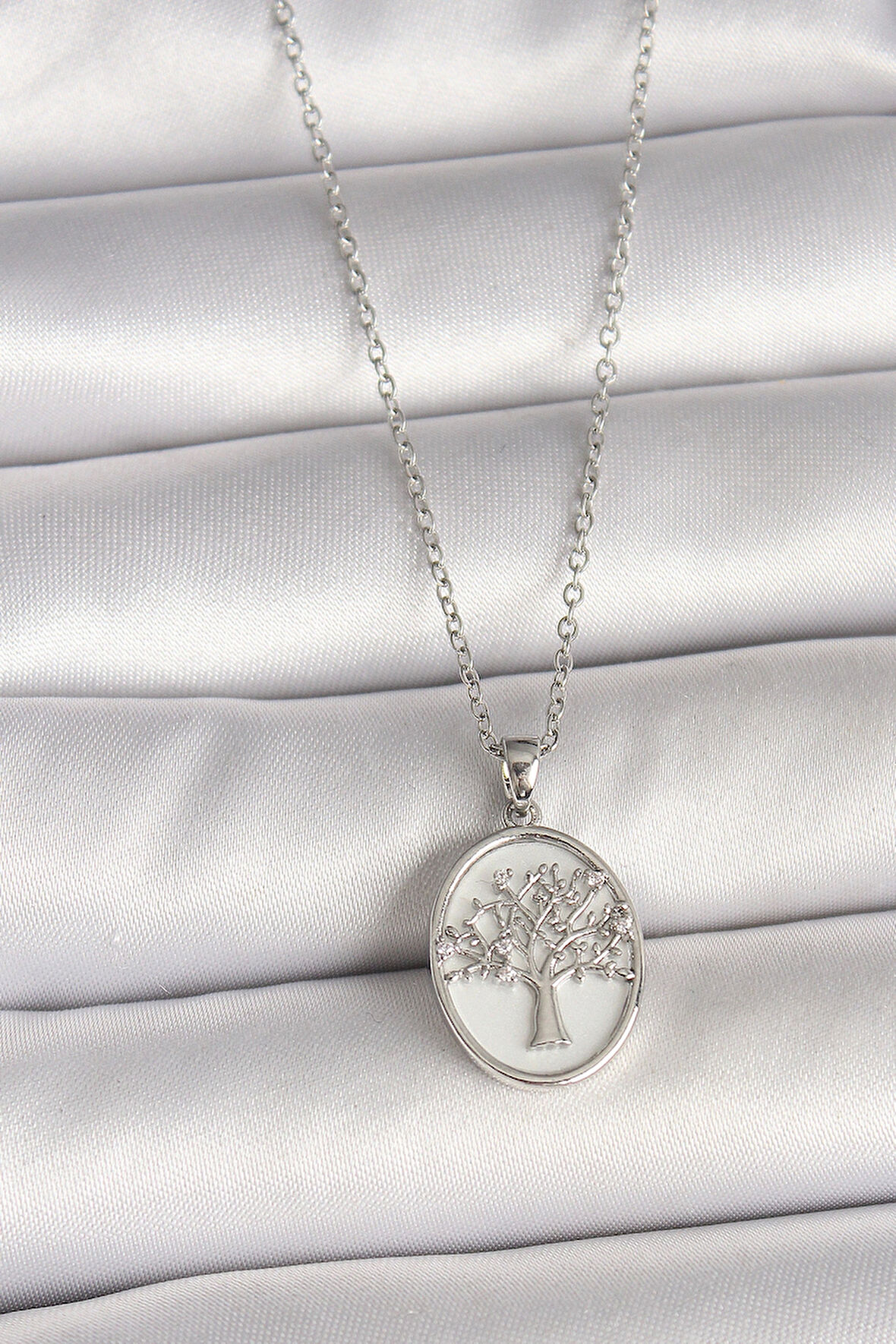 316L Çelik Gümüş Renk Zincir Zirkon Taş İşlemeli Beyaz Mineli Ağaç İşlemeli Portre Model Kadın Kolye
