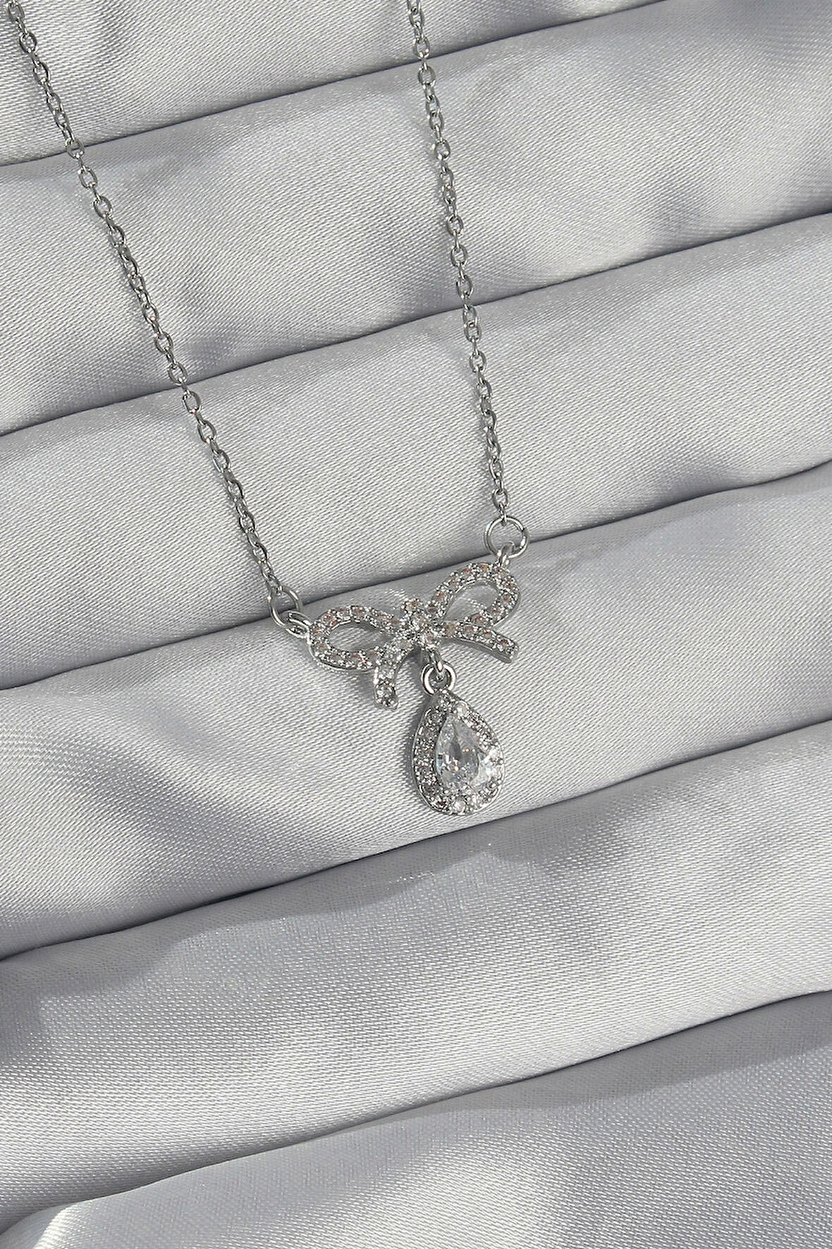 316L Çelik Gümüş Renk Zirkon Taşlı Fiyonk Detay Damla Kolye