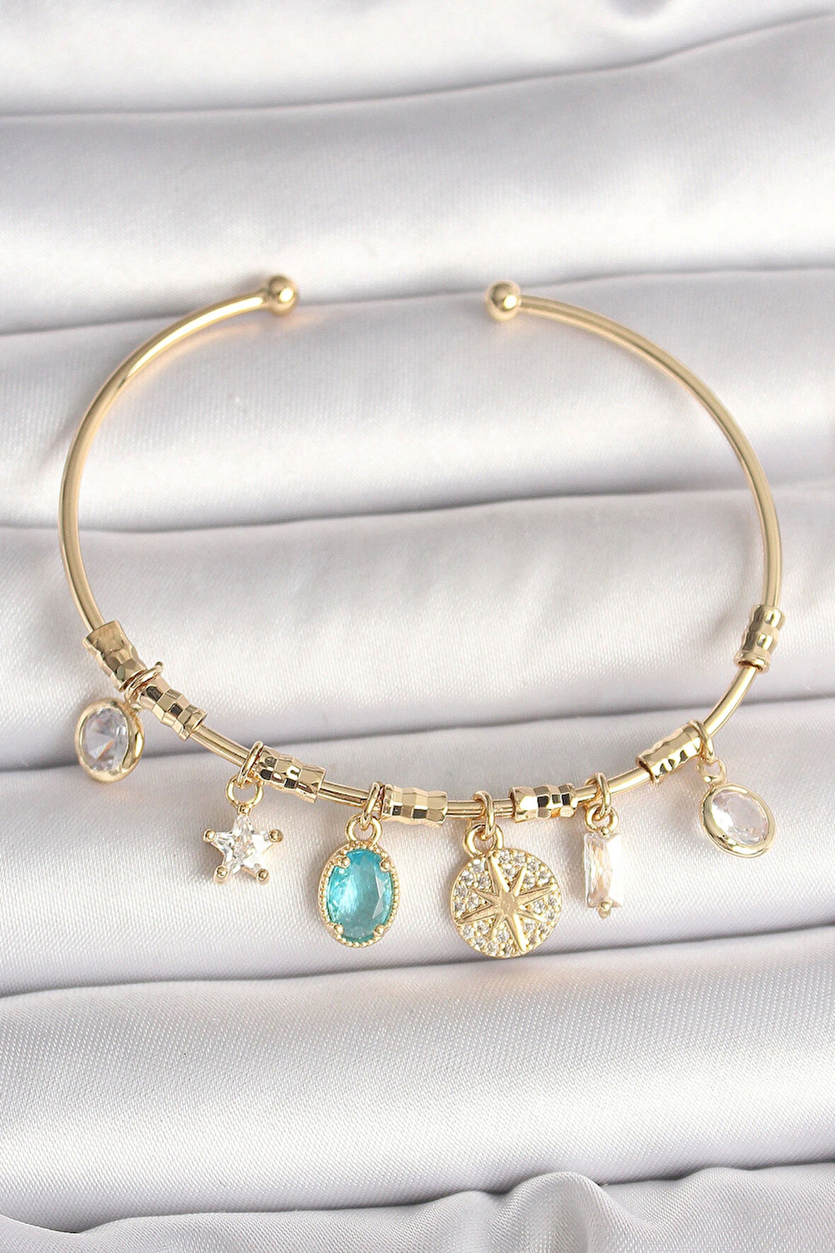 Pirinç Gold Renk Sallantı Zirkon Taş Detaylı Pusula Figür Charm Kadın Bileklik