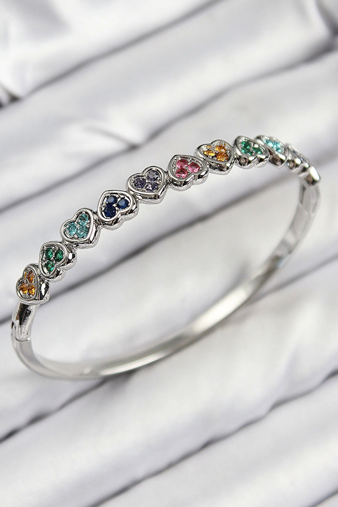 Pirinç Renkli Zirkon Taşlı Sıralı Kalp Model Gümüş Renk Kadın Kelepçe