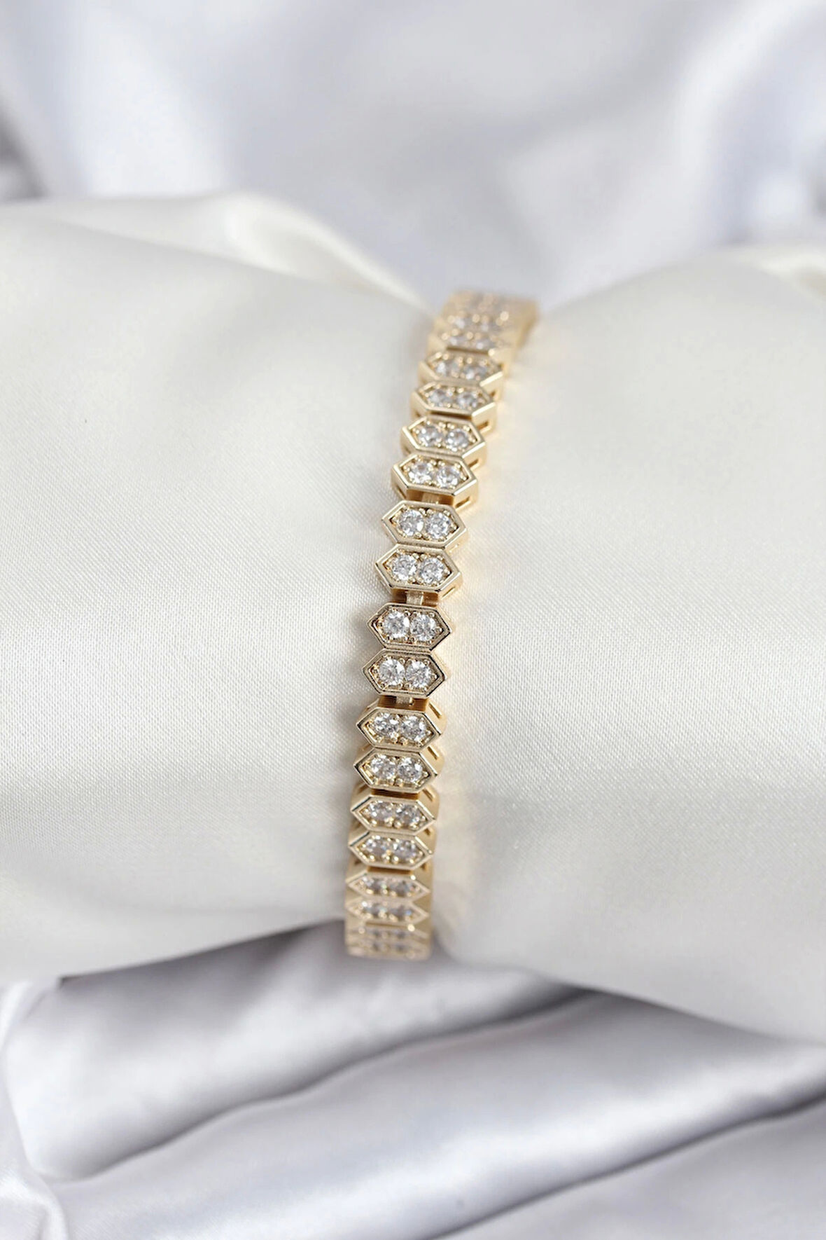 Pirinç VIP Seri Gold Renk Zirkon Taşlı Kadın Bileklik