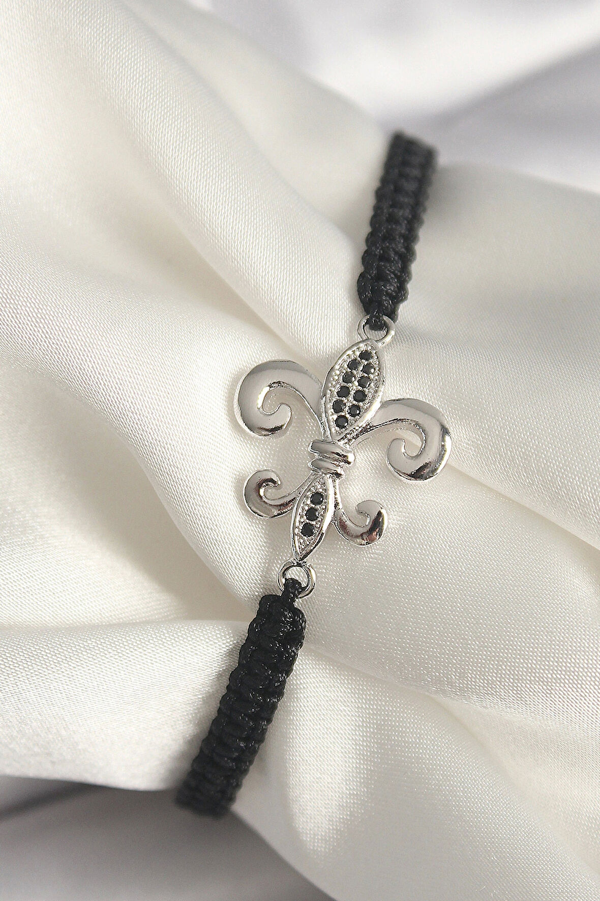 Pirinç Gümüş Renk Zirkon Taş İşlemeli Zambak Model Asansörlü Makrome Model Kadın Bileklik