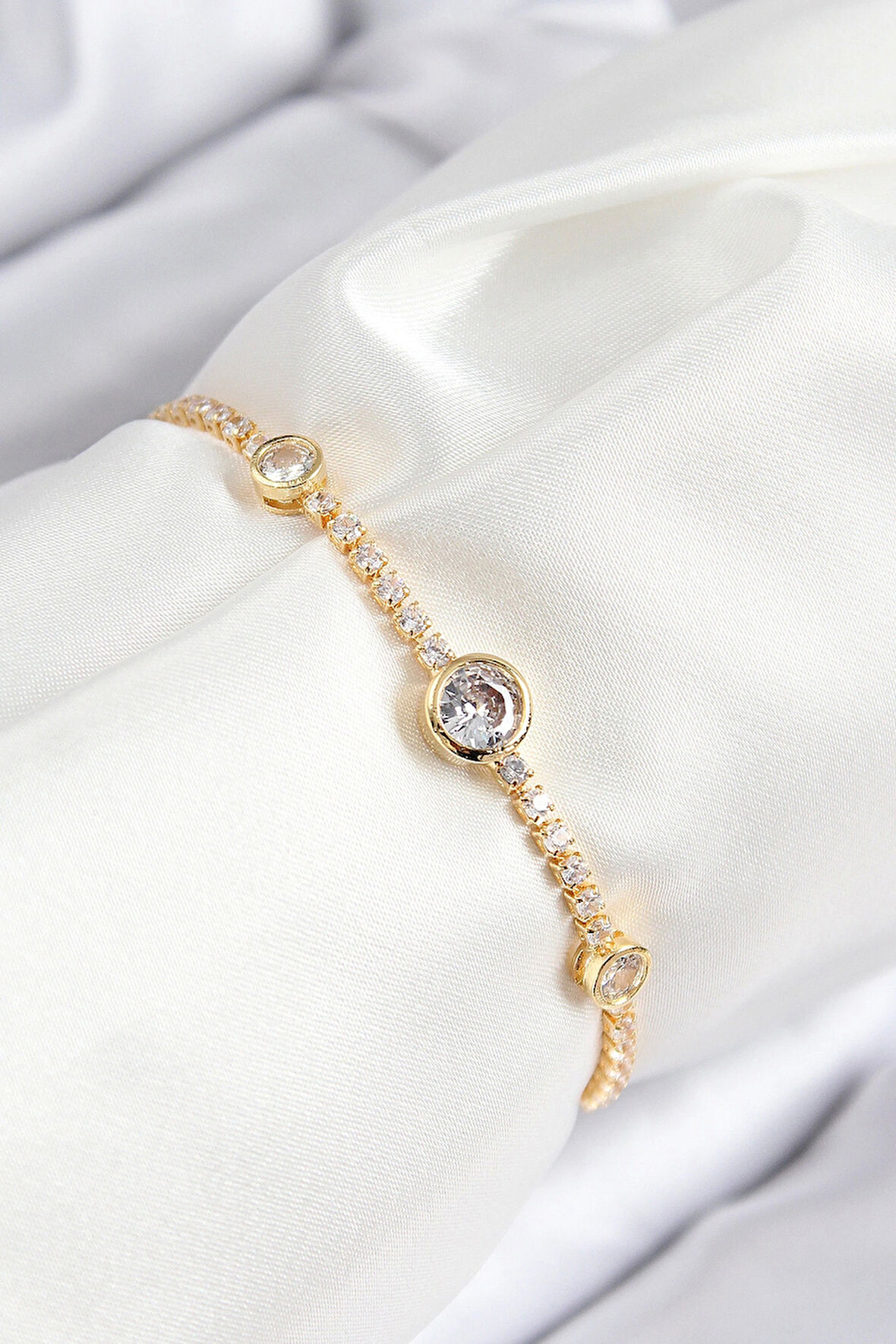 Pirinç Zirkon Taşlı Daire Model Gold Renk Asansörlü Kadın Bileklik