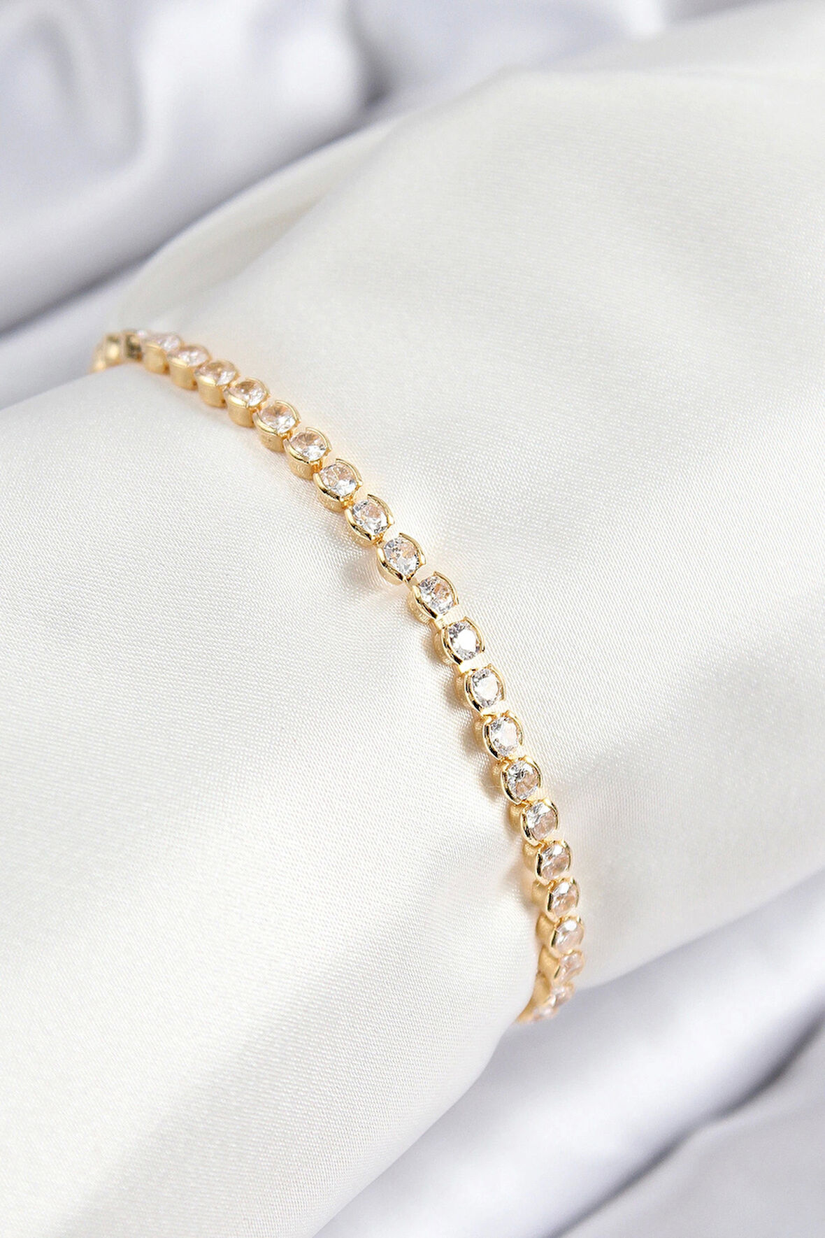 Pirinç Zirkon Taşlı Sıralı Model Gold Renk Asansörlü Kadın Bileklik