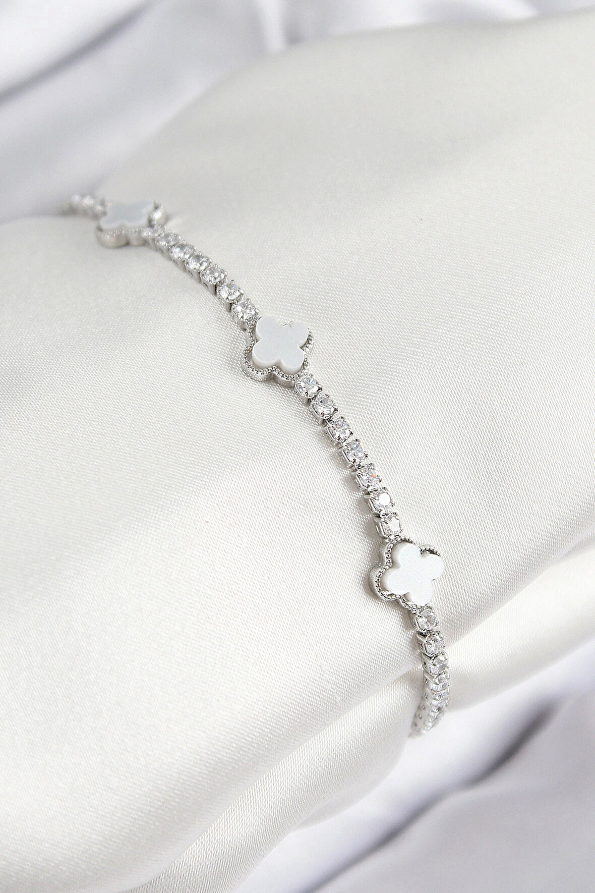 Pirinç Zirkon Taşlı Yonca Model Gümüş Renk Kadın Bileklik