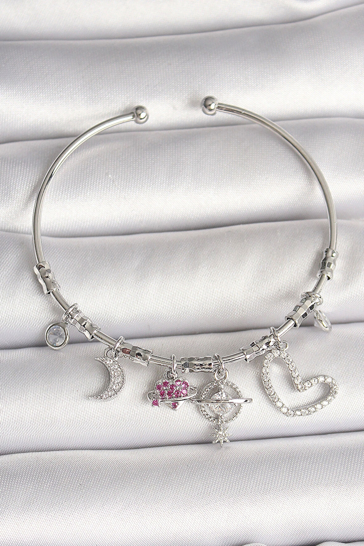 Pirinç Gümüş Renk Sallantı Zirkon Taşlı Gezegen Figür Kalp Detay Charm Kadın Bileklik