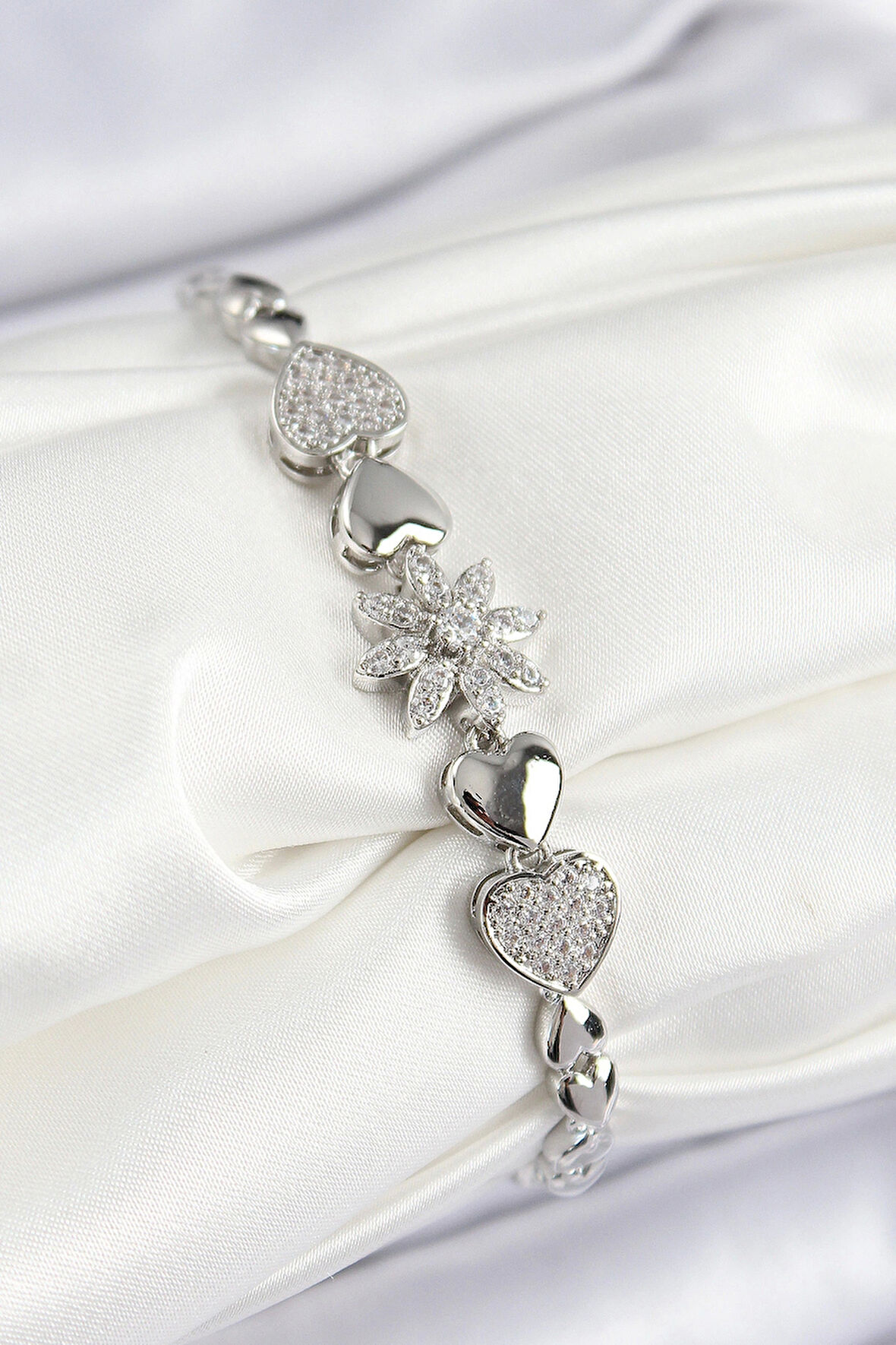 Pirinç Zirkon Taşlı Kalp Detaylı Çiçek Model Gümüş Renk Kadın Bileklik