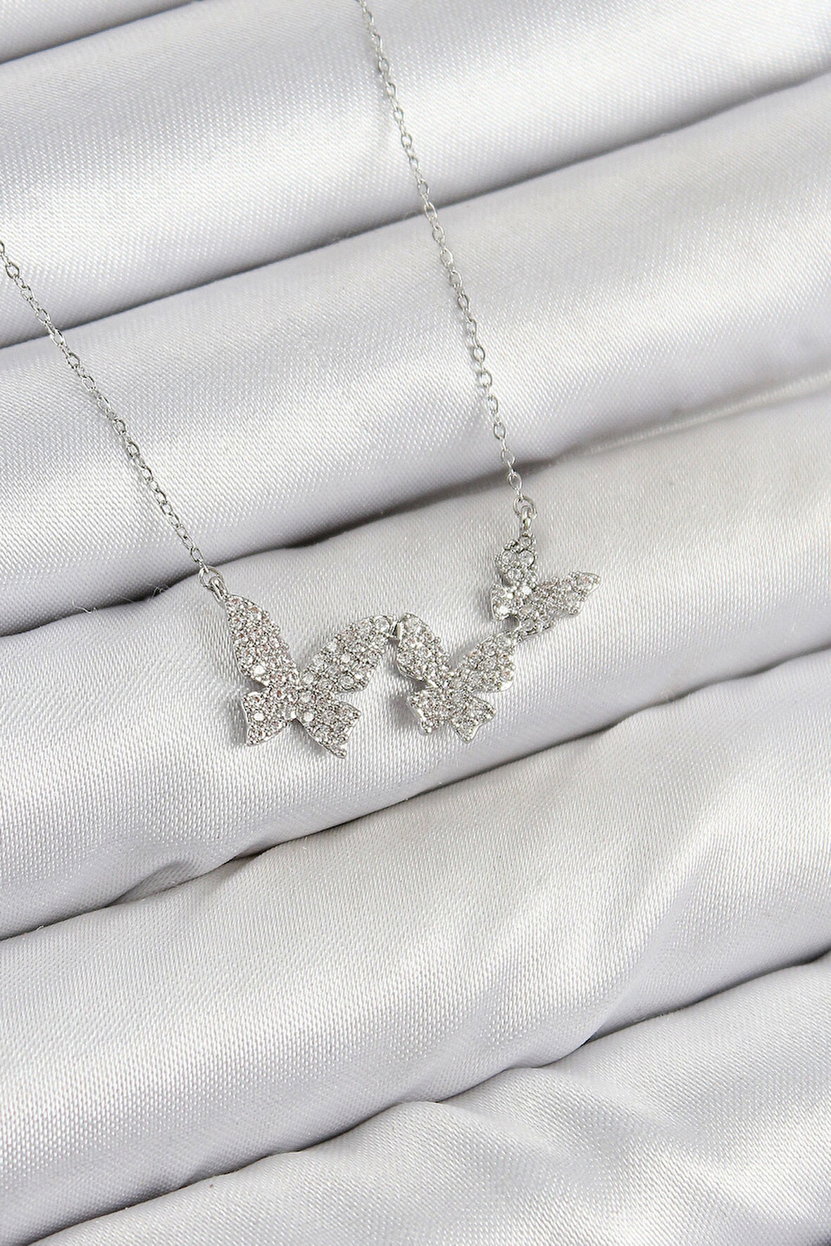 Pirinç Zirkon Taşlı Kelebek Model Gümüş Renk Kadın Kolye