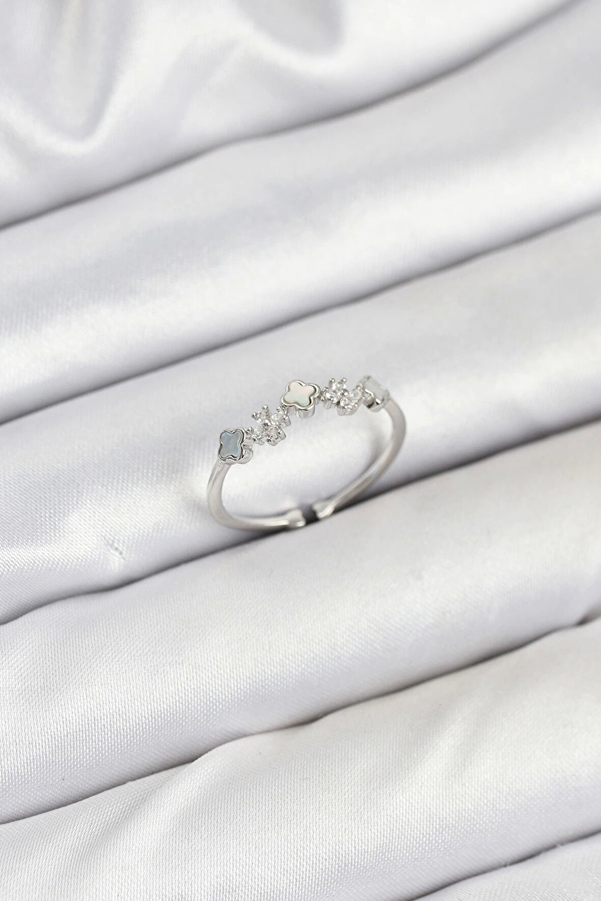 Pirinç Gümüş Renk Minimal Yonca Detaylı Kadın Yüzük