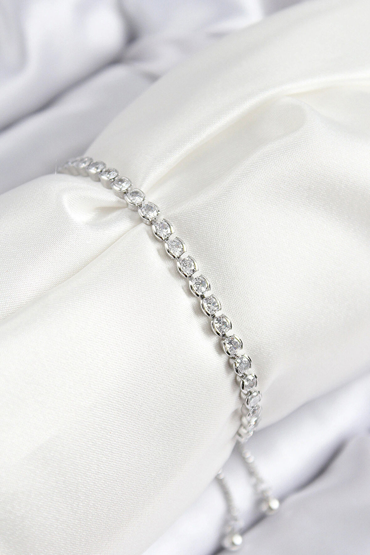 Pirinç Zirkon Taşlı Sıralı Model Gümüş Renk Asansörlü Kadın Bileklik