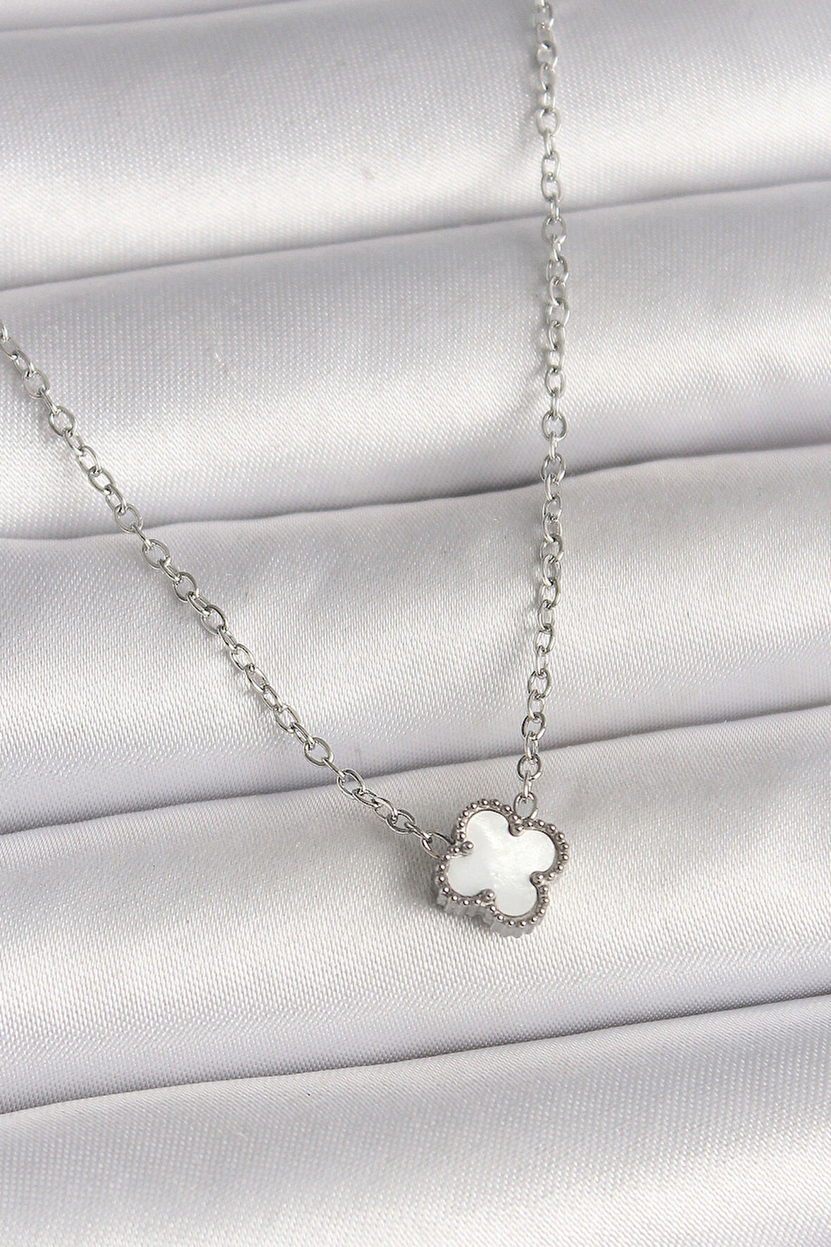 316L Çelik Gümüş Renk Beyaz Yonca Model Kadın Kolye