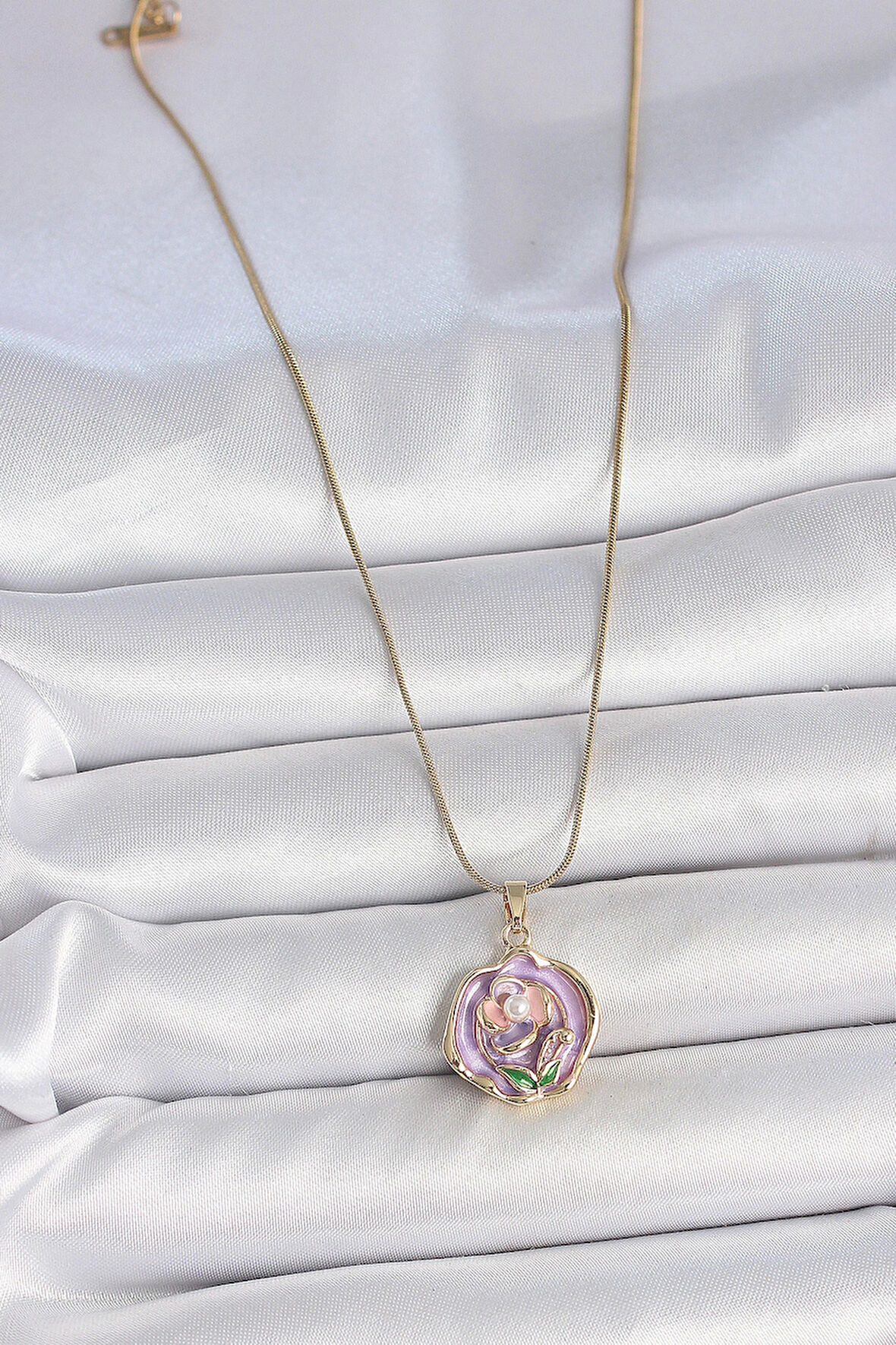 316L Çelik Gold Renk Zincir Mor Renkli Çiçek İşlemeli İnci Detay Portre Model Kadın Kolye