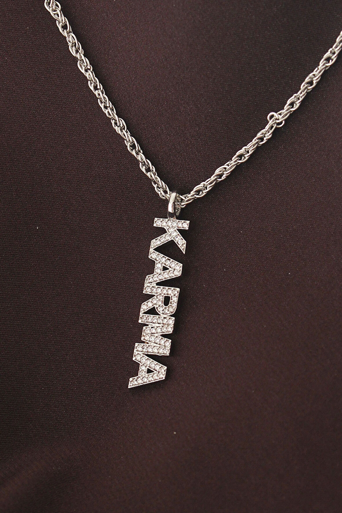 Gümüş Renkli Zirkon Taşlı Karma Yazılı Kolye