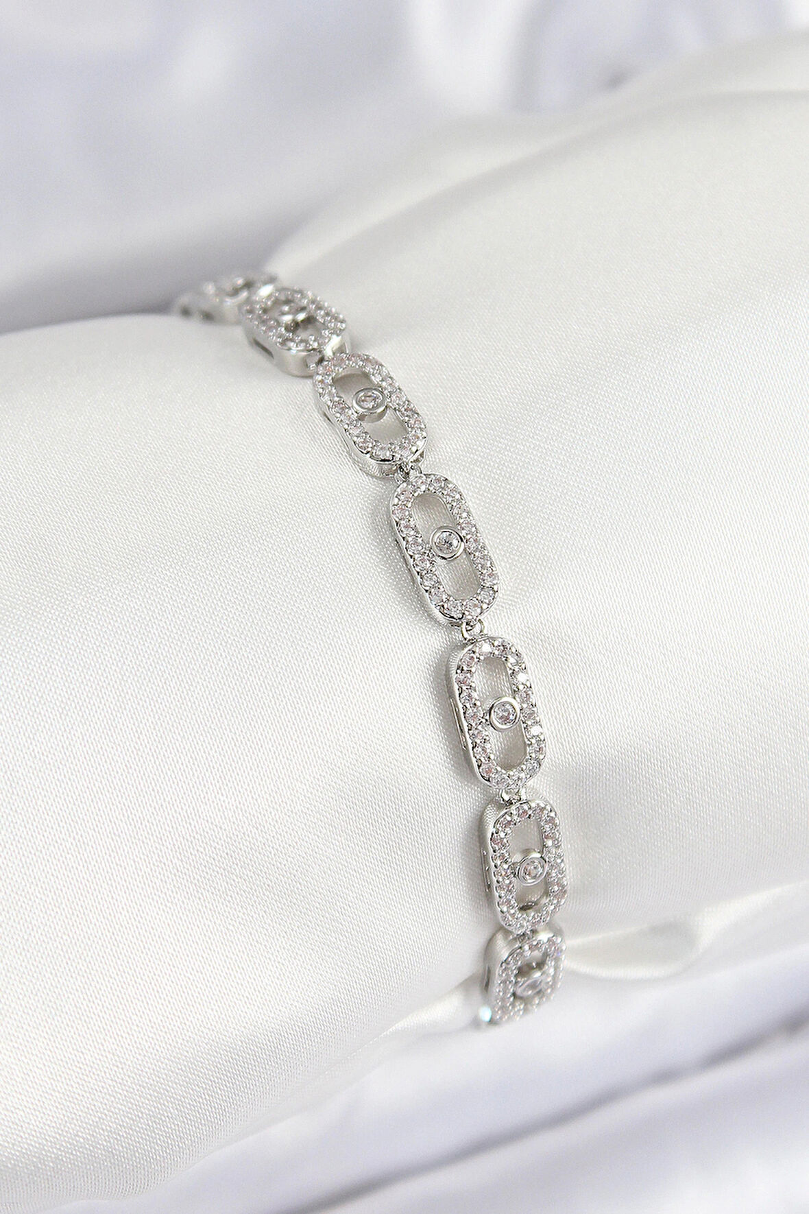 Pirinç Zirkon Taşlı Messika Model Gümüş Renk VIP Seri Kadın Bileklik