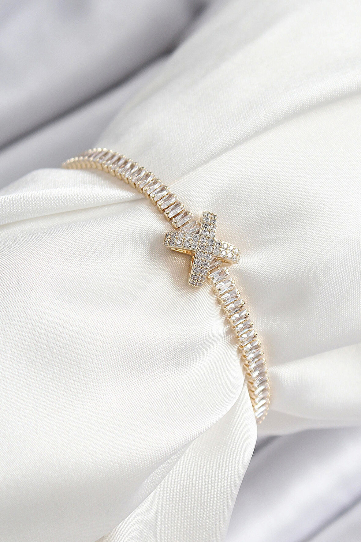 Pirinç Zirkon Taşlı X Detaylı Su Yolu Model Gold Renk Asansörlü Kadın Bileklik