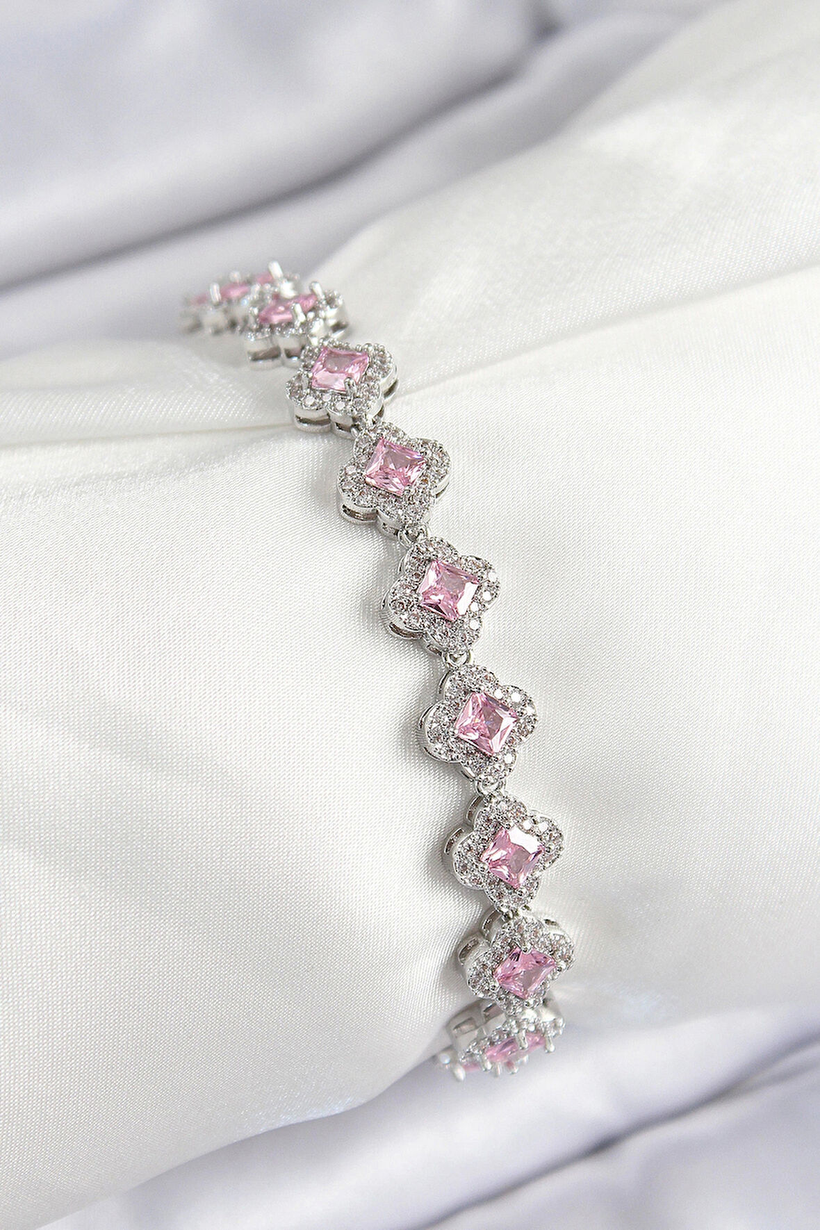 Pirinç Zirkon Taşlı Pembe Yonca Baget Model Gümüş Renk VIP Seri Kadın Bileklik