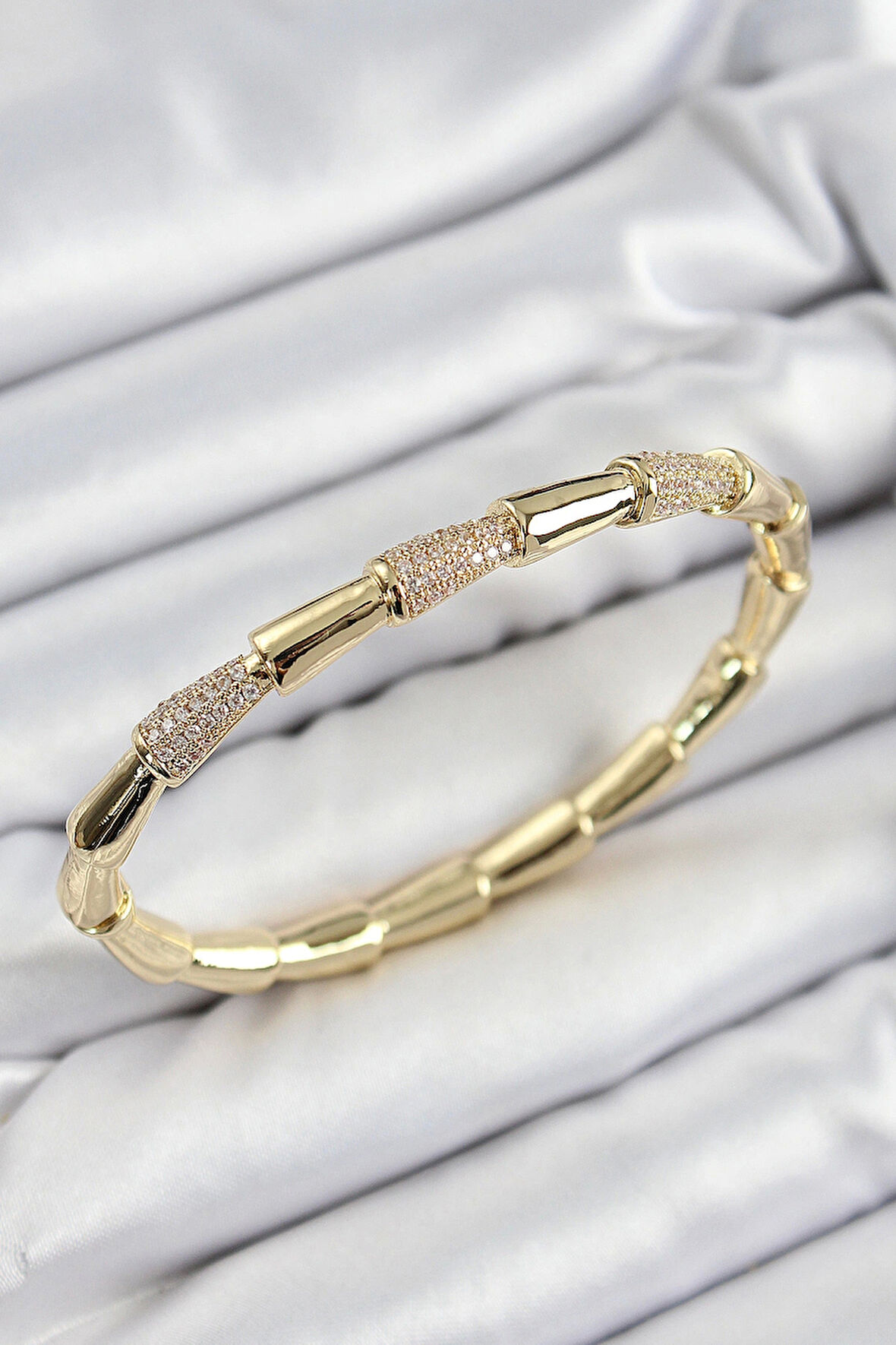 Pirinç Zirkon Taşlı Kemik Model Gold Renk Vip Kadın Bileklik