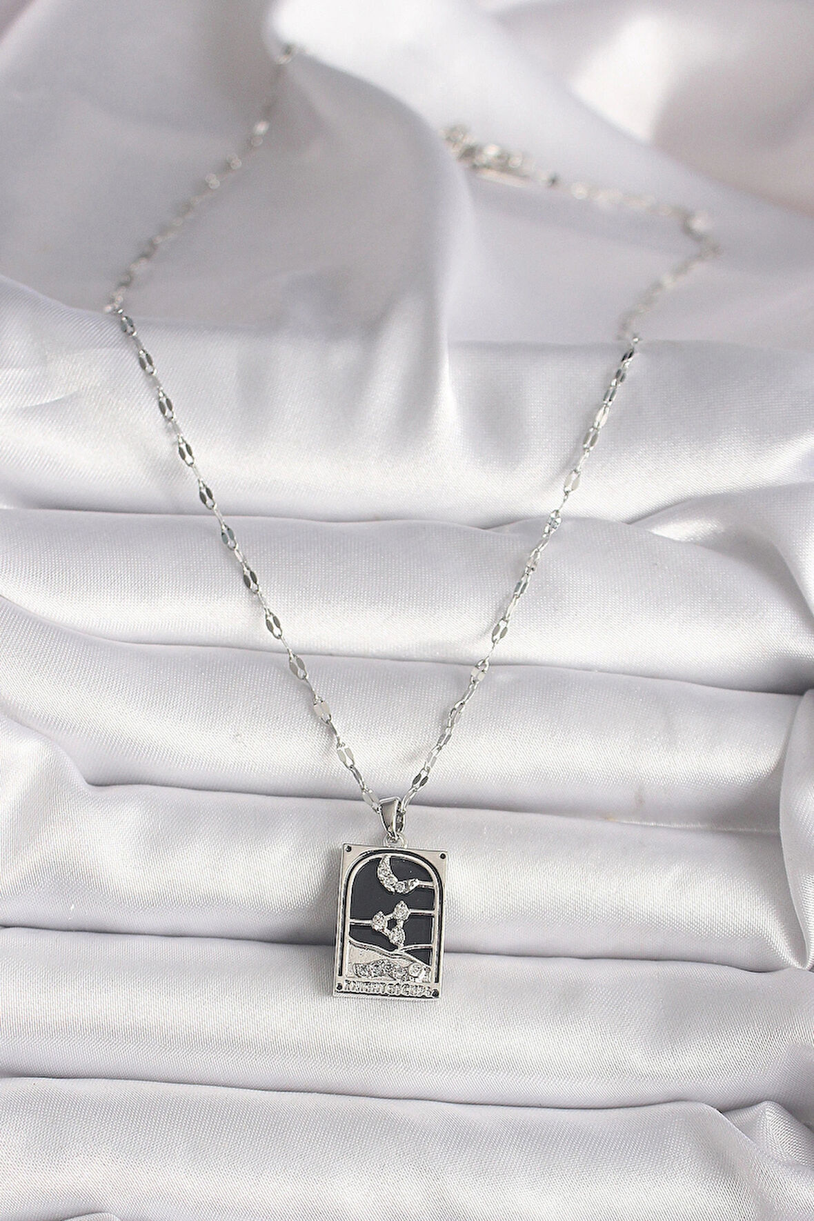 316L Çelik Gümüş Renk Zirkon Taşlı  Ay Figürlü Taror Model Kadın Kolye