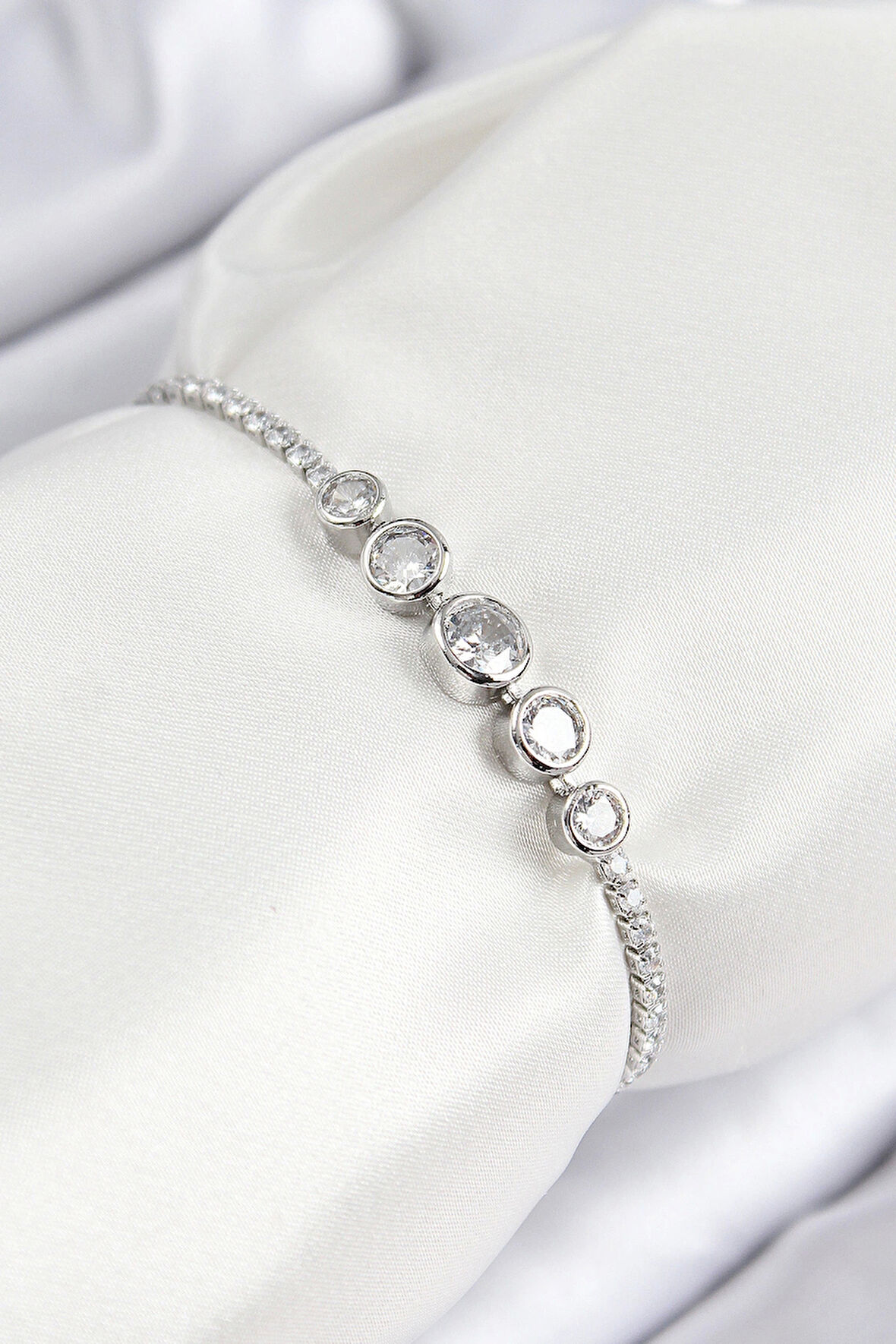 Pirinç Zirkon Taşlı Sıralı Daire Model Gümüş Renk Asansörlü Kadın Bileklik