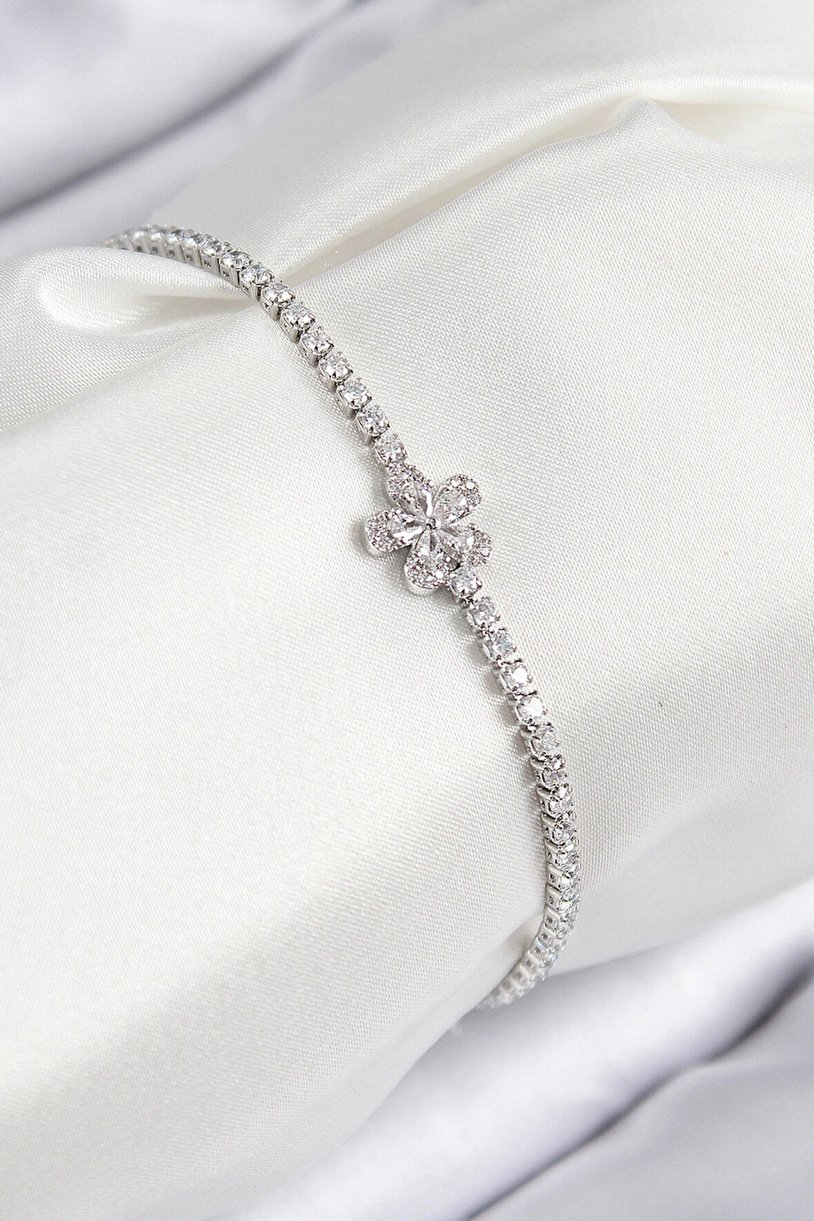 Pirinç Zirkon Taşlı Çiçek Model Gümüş Renk Kadın Bileklik