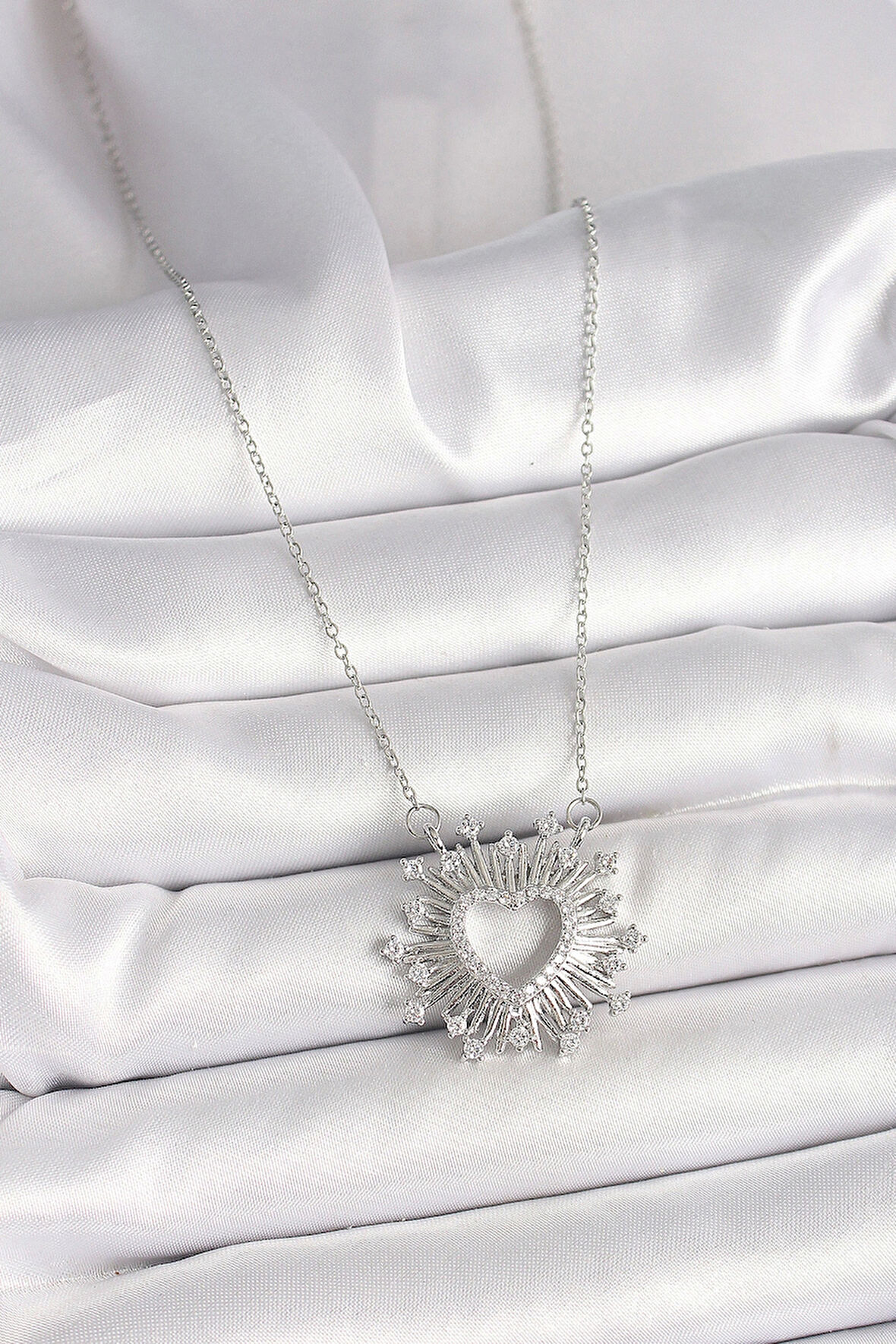 316L Çelik Gümüş Renk Zirkon Taşlı Kalp Model Kadın Kolye