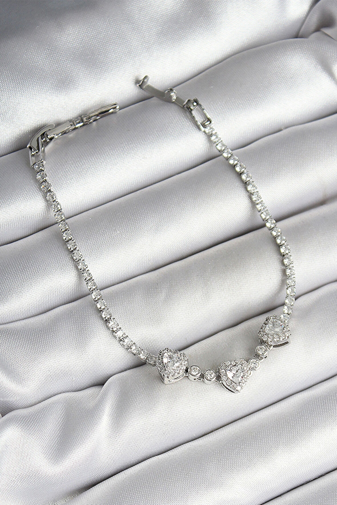 Pirinç Sıralı Kalp Figürlü Zirkon Taşlı Gümüş Renk Kadın Bileklik