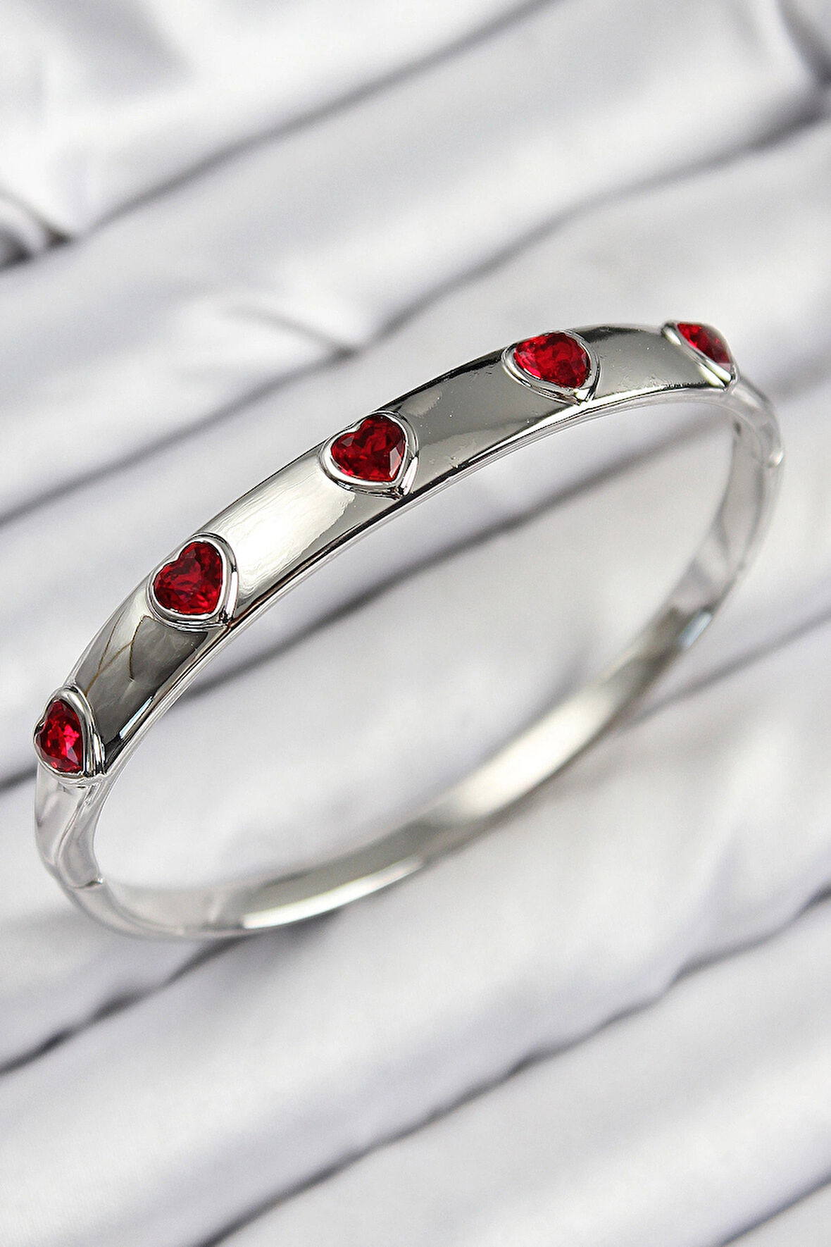 Pirinç Zirkon Taşlı Kırmızı Kalp Model Gümüş Renk Kadın Kelepçe