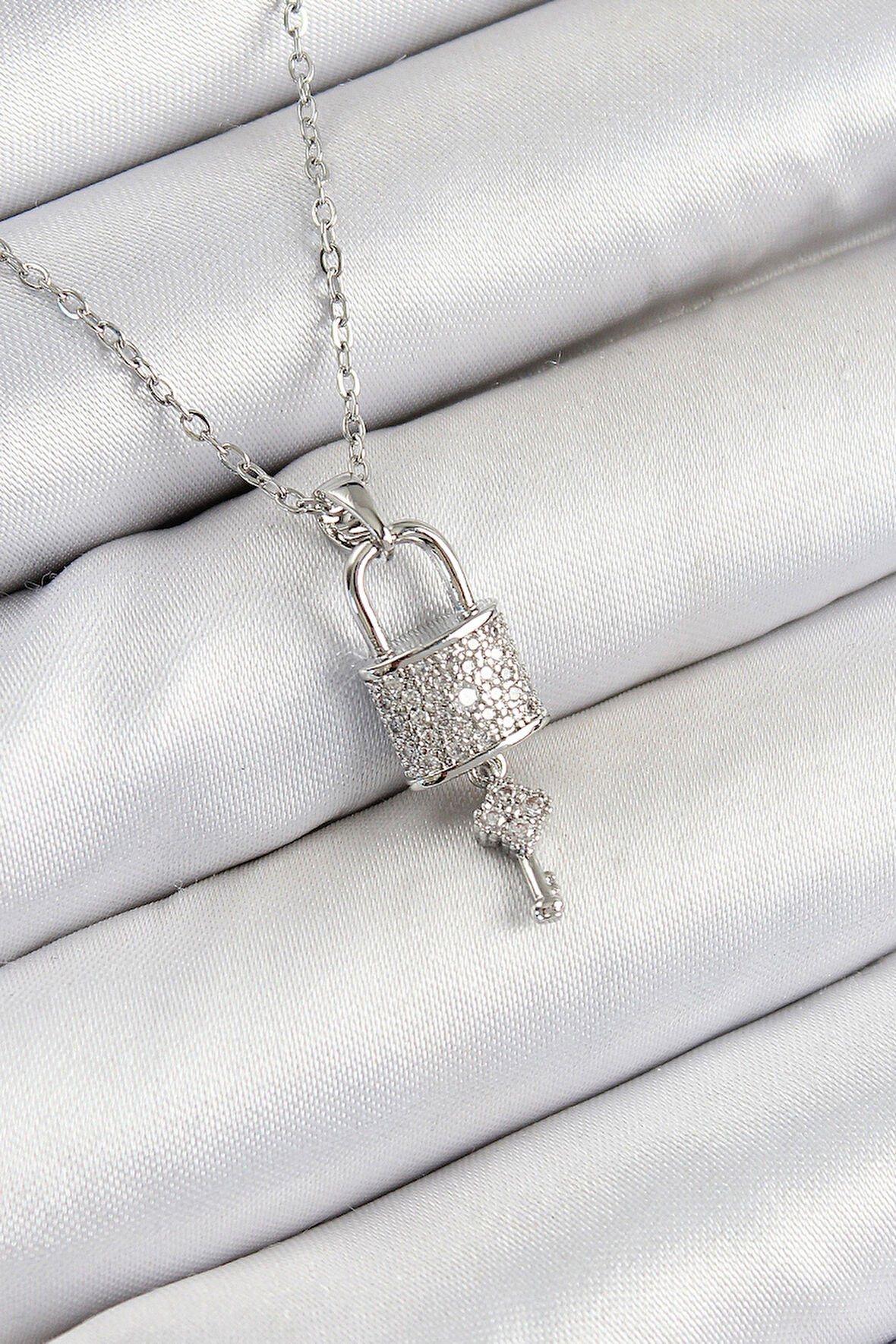316L Çelik Zirkon Taşlı Kilit Ve Sallantılı Anahtar Model Gümüş Renk Kadın Kolye