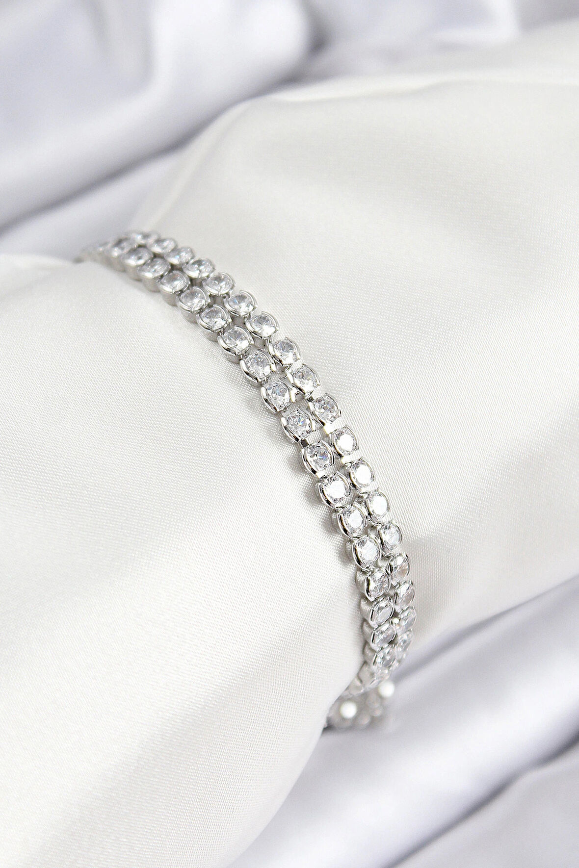 Pirinç Zirkon Taşlı Çift Sıra Model Gümüş Renk Asansörlü Kadın Bileklik