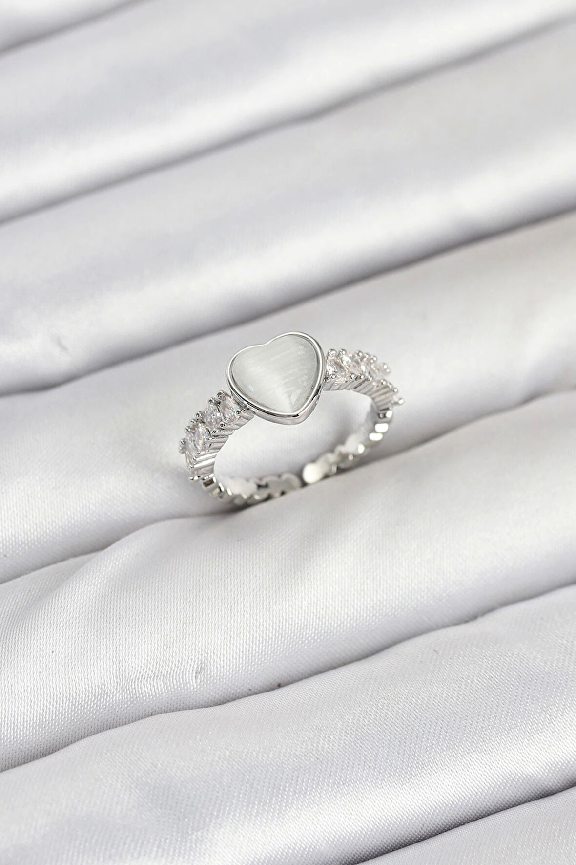 Pirinç Gümüş Renk Zirkon Taşlı Kalpli Kadın Yüzük