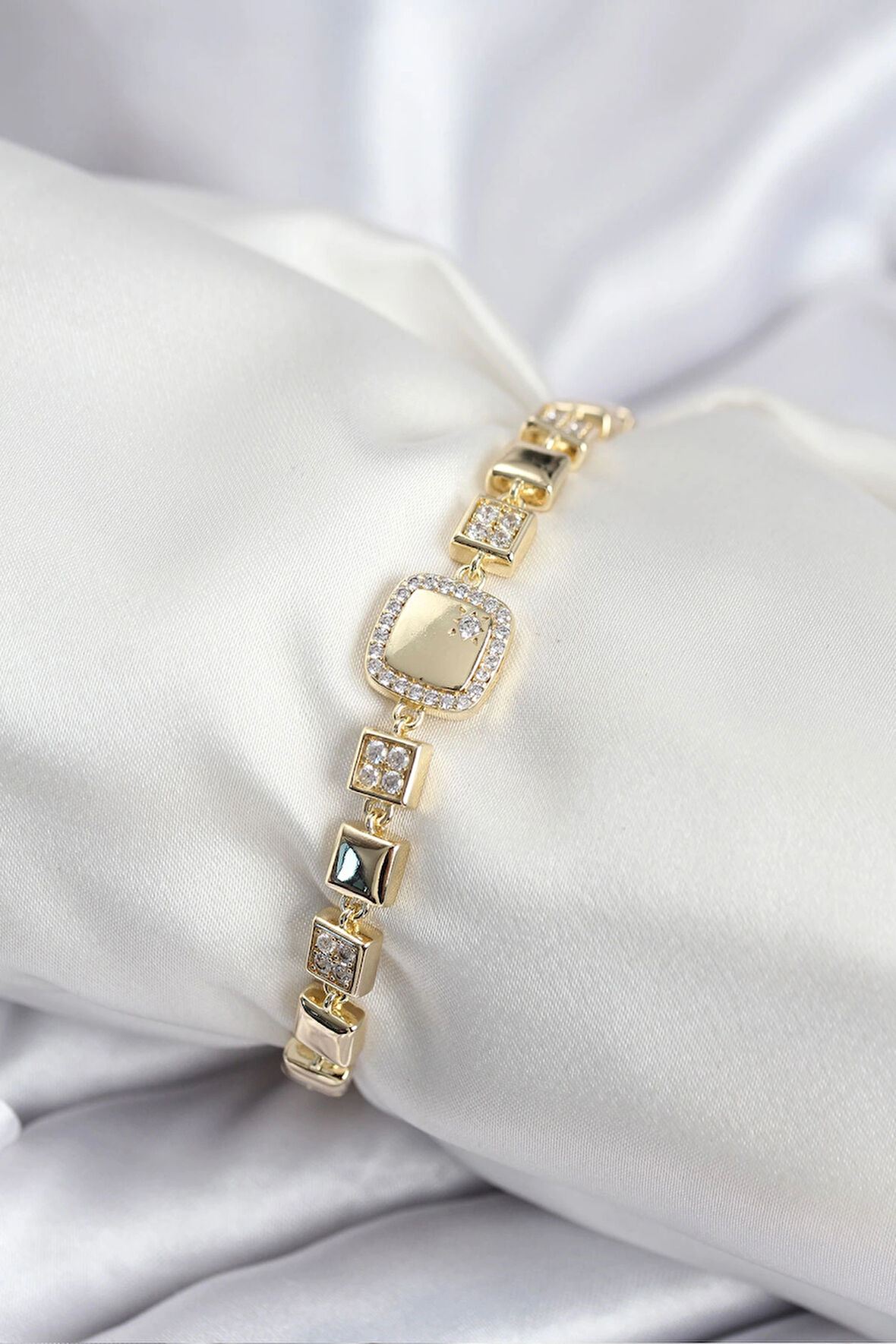 Pirinç VIP Seri Gold Renk Zirkon Taşlı Model Kadın Bileklik