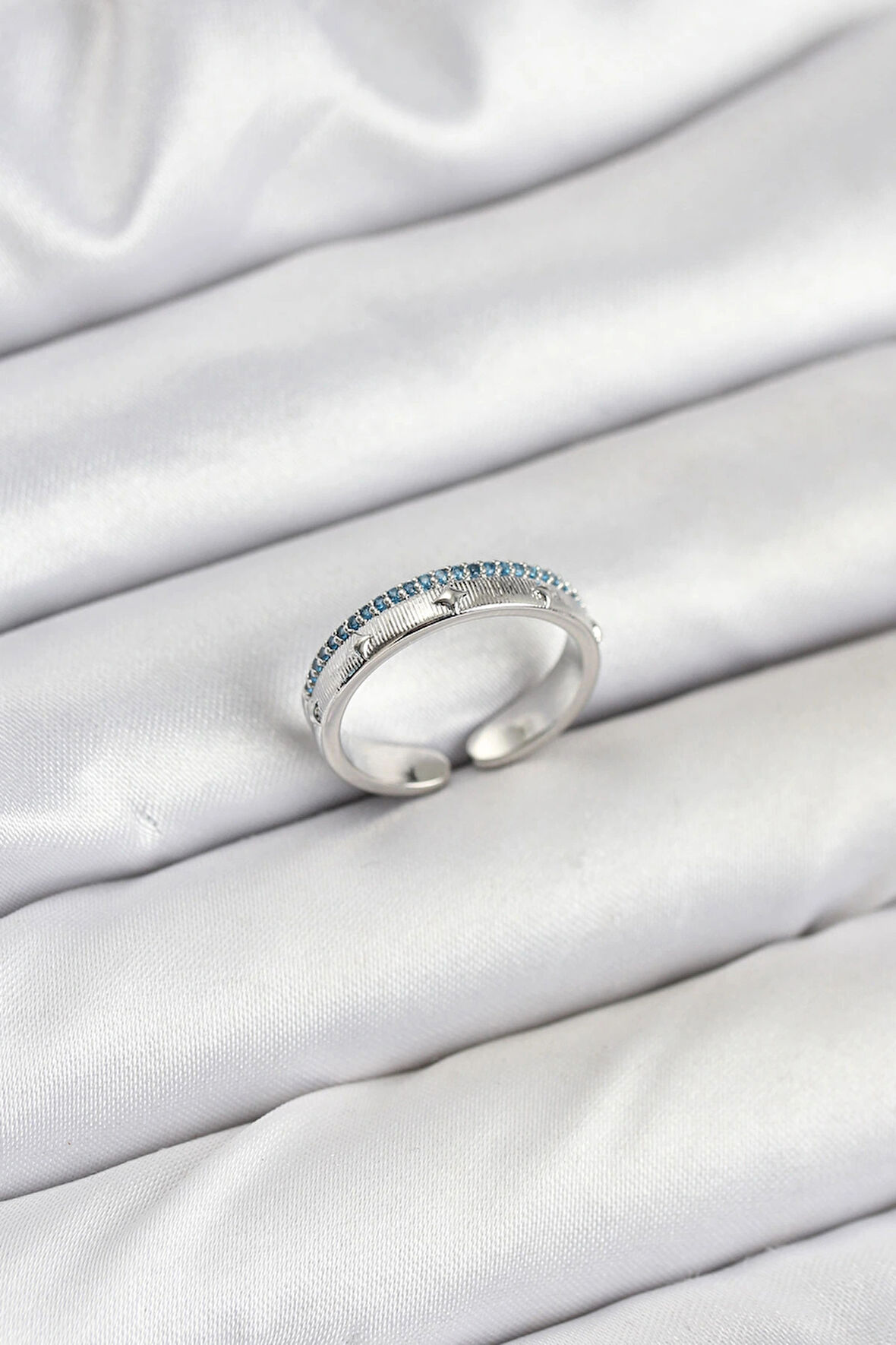 Pirinç Gümüş Renk Sıralı Zirkon Taşlı Kutup Yıldızı Model Kadın Yüzük