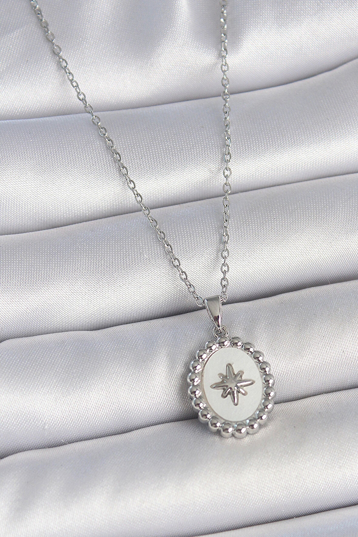 316L Çelik Gümüş Renk Zincir Beyaz Mineli Kutup Yıldız İşlemeli Madalyon Model Kadın Kolye