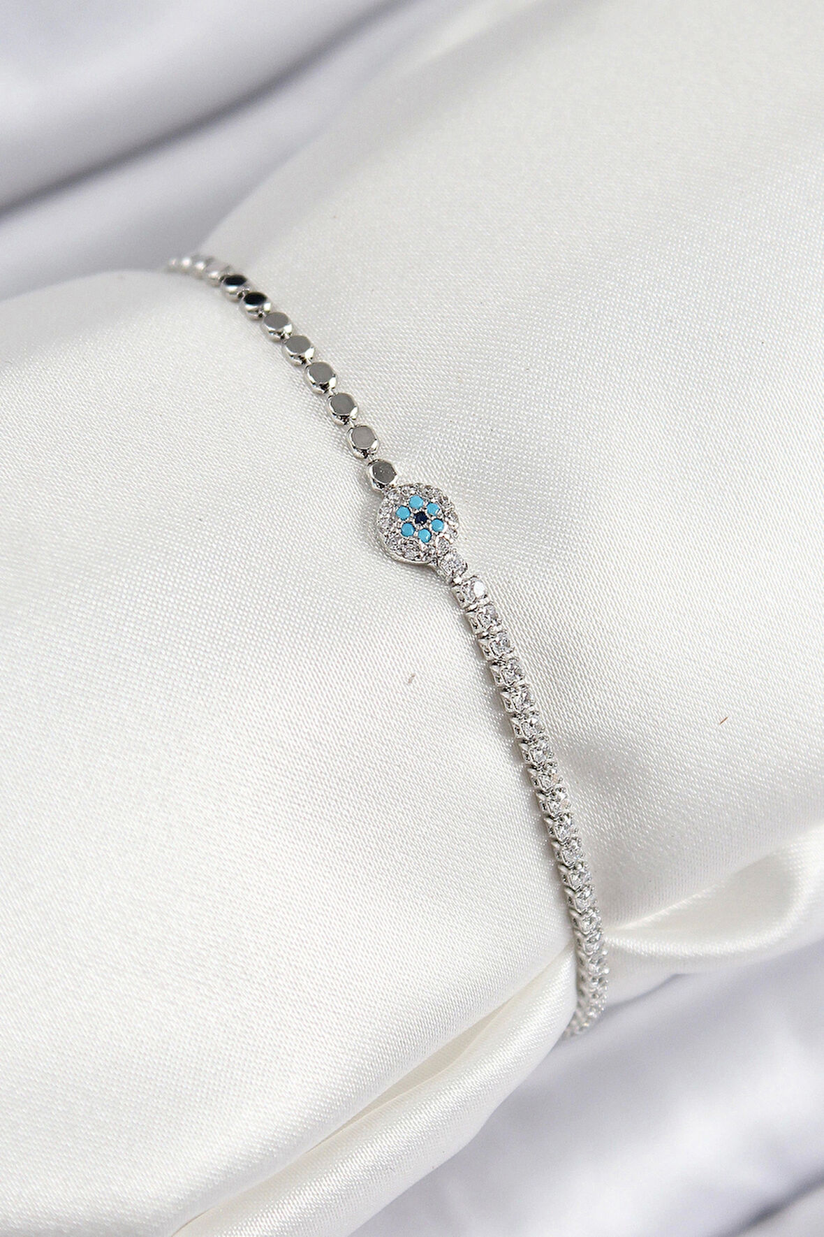 Pirinç Zirkon Taşlı Nazar Model Ezme Zincir Gümüş Renk Kadın Bileklik