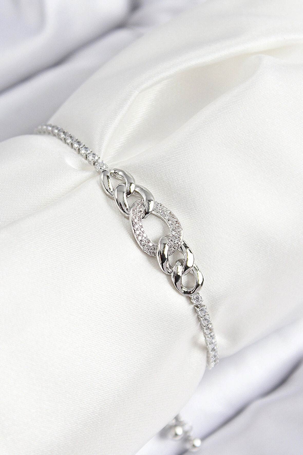 Pirinç Zirkon Taşlı Zincir Model Gümüş Renk Asansörlü Kadın Bileklik