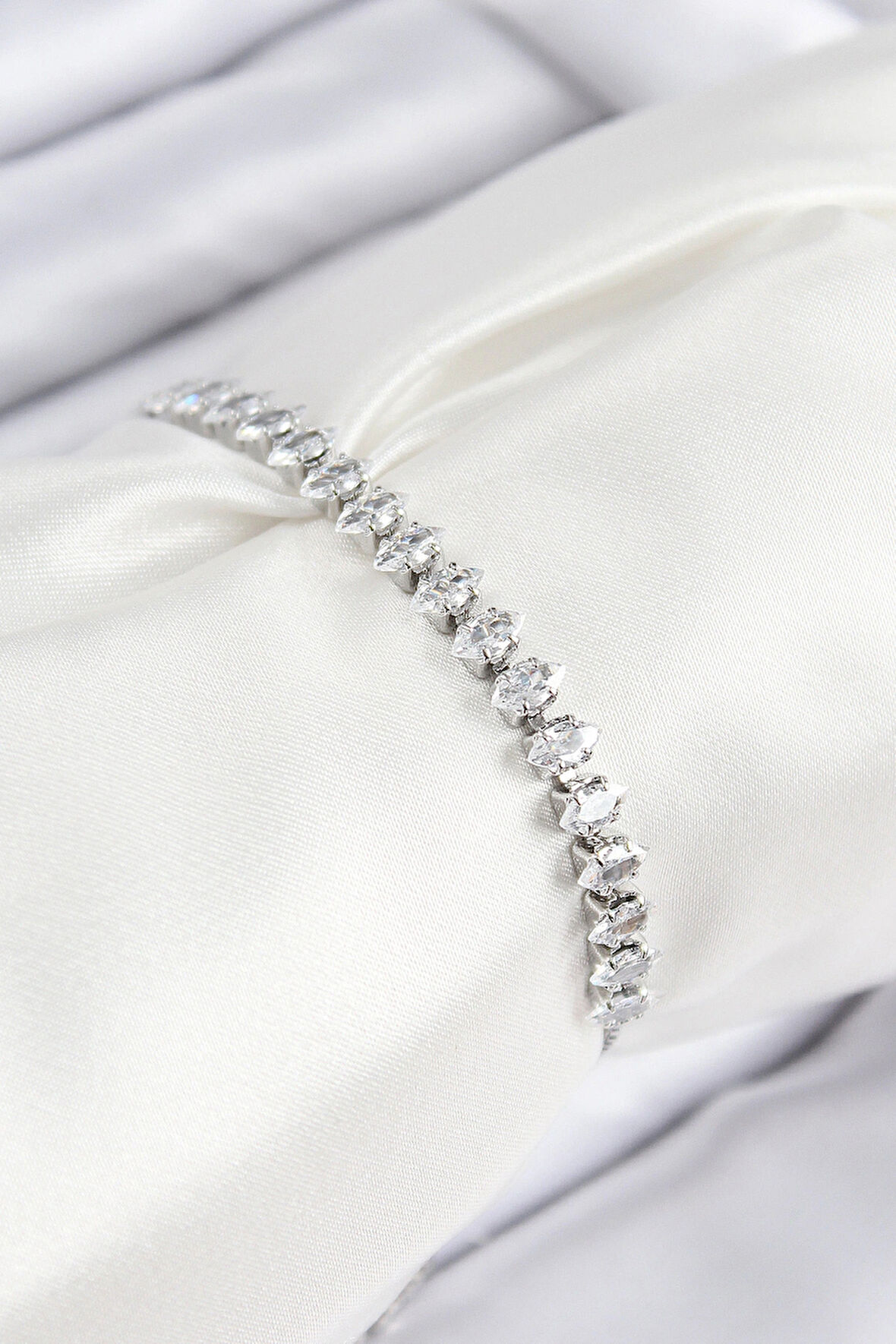 Pirinç Zirkon Taşlı Damla Model Gümüş Renk Asansörlü Kadın Bileklik